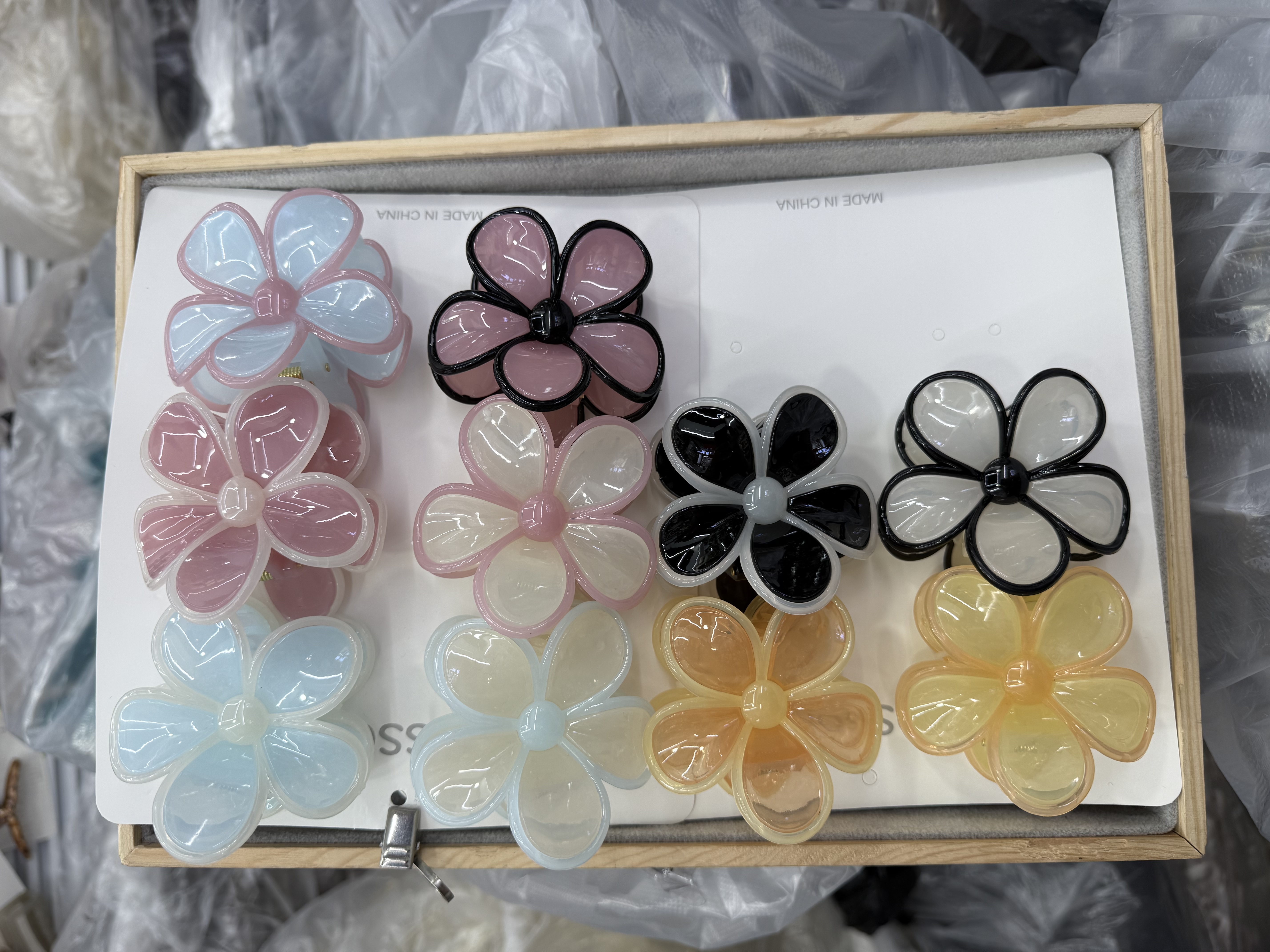 New Korean-style patchwork flower grabber with a five-petal flower feel, high-end and gentle, semi-tied hair, versatile hair accessory, women's shark clip hair accessory, hair clip details Picture