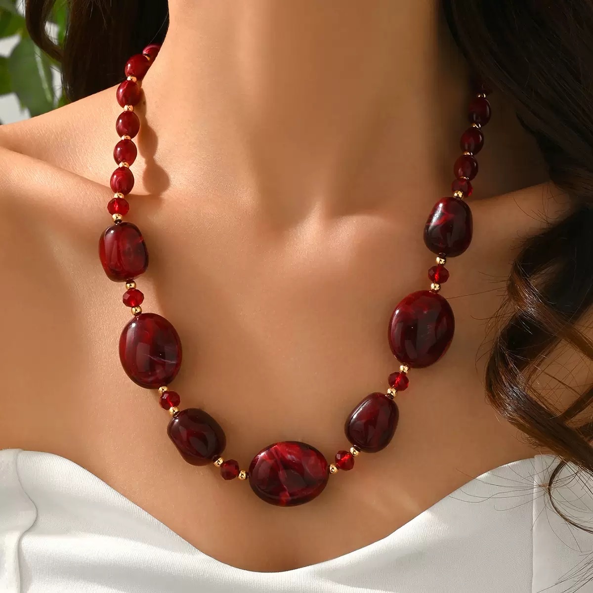 New exaggerated red resin beaded necklace for cross-border trade from Europe and America, retro and fashionable acrylic diamond, elegant for ladies details Picture