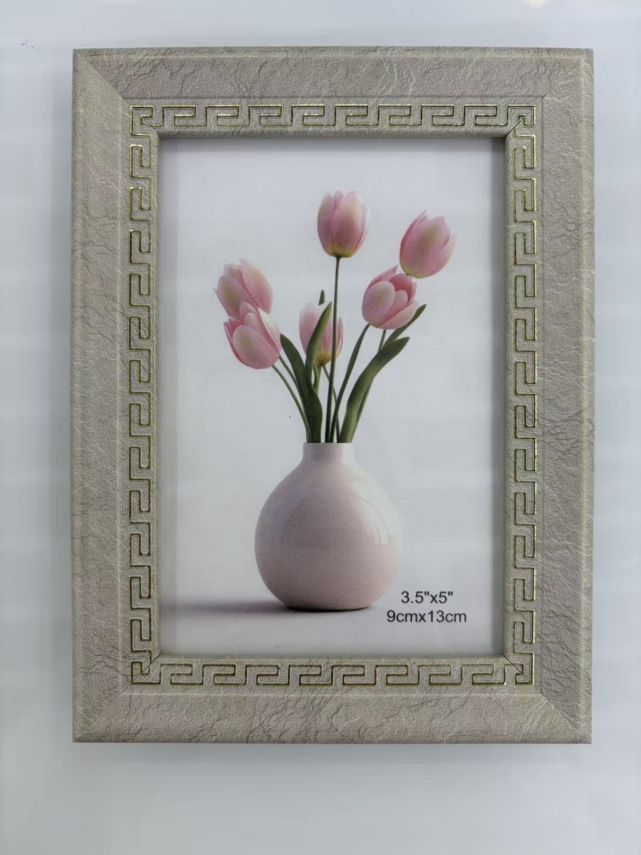 A photo frame or a photo frame display table is a photo placed on a table surface, including the photo, the frame, transparent glass, backing board and support parts. It is usually placed on a desktop, bedside table, dressing table, study and other places. material details Picture