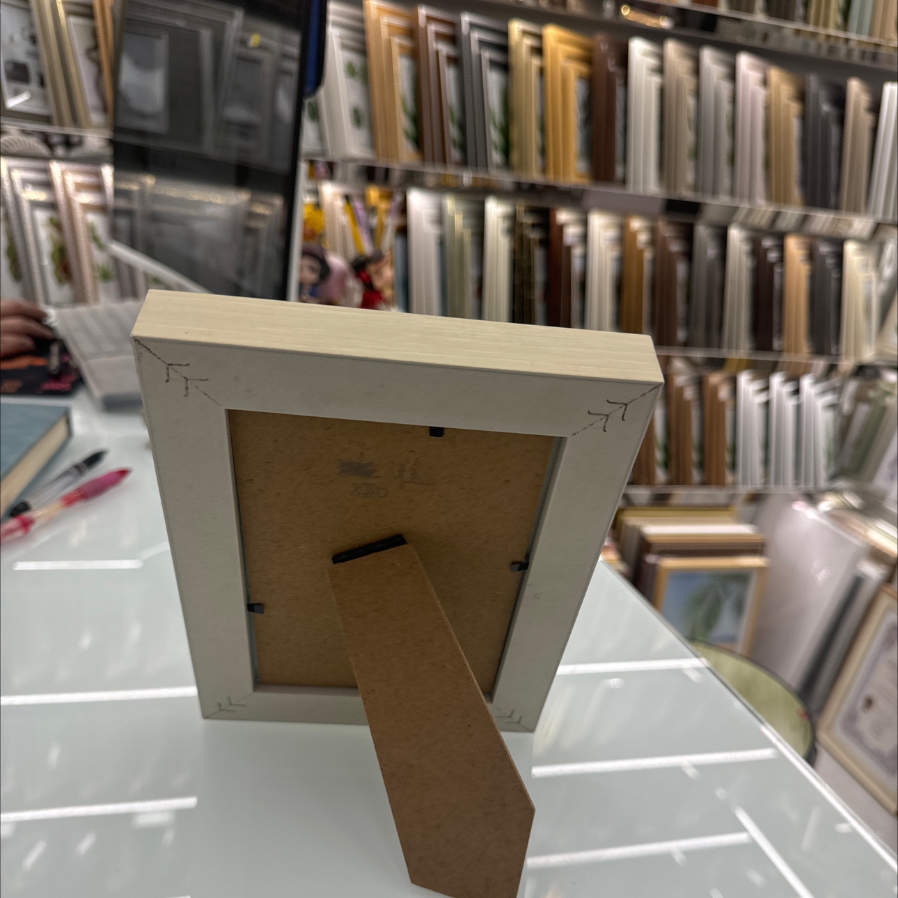 A photo frame display table is a photo placed on the table surface, including the photo, photo frame, transparent glass, backing board and support parts. It is usually placed on the desktop, bedside table, dressing table, study and other places. Photo frame display stand Specification image
