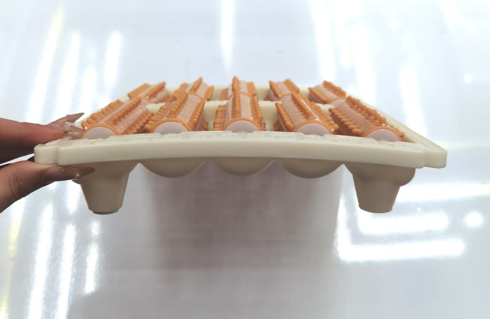 老人滚轮五排双脚足部按摩器 搓脚板 塑料穴位按摩垫脚底足浴按白底实物图