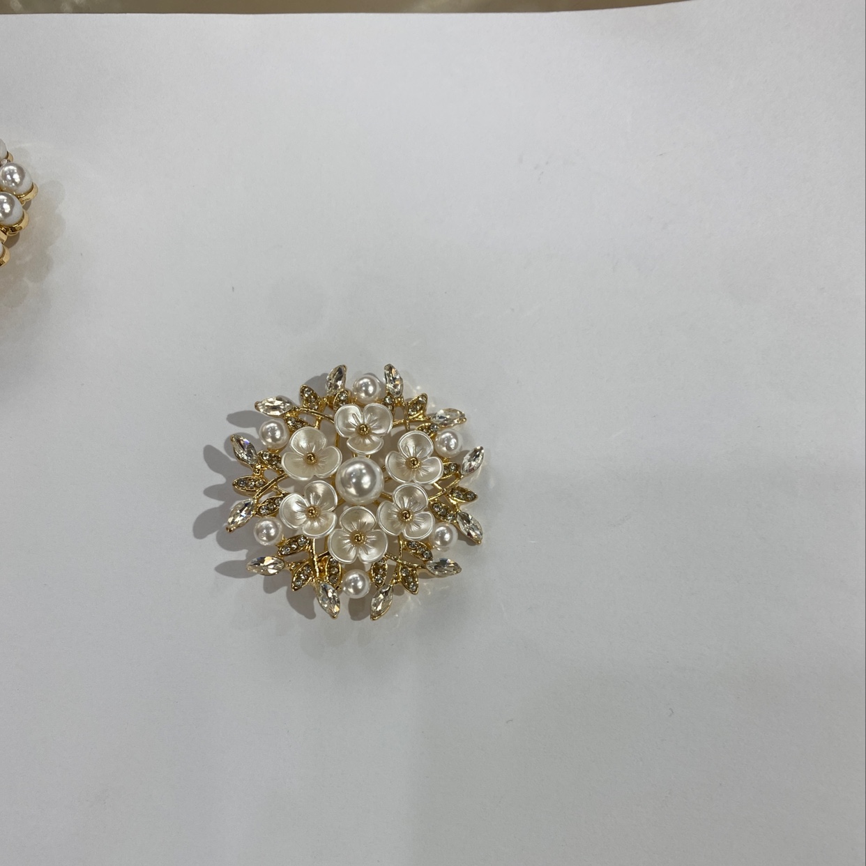 时尚潮流百搭服装胸针白底实物图