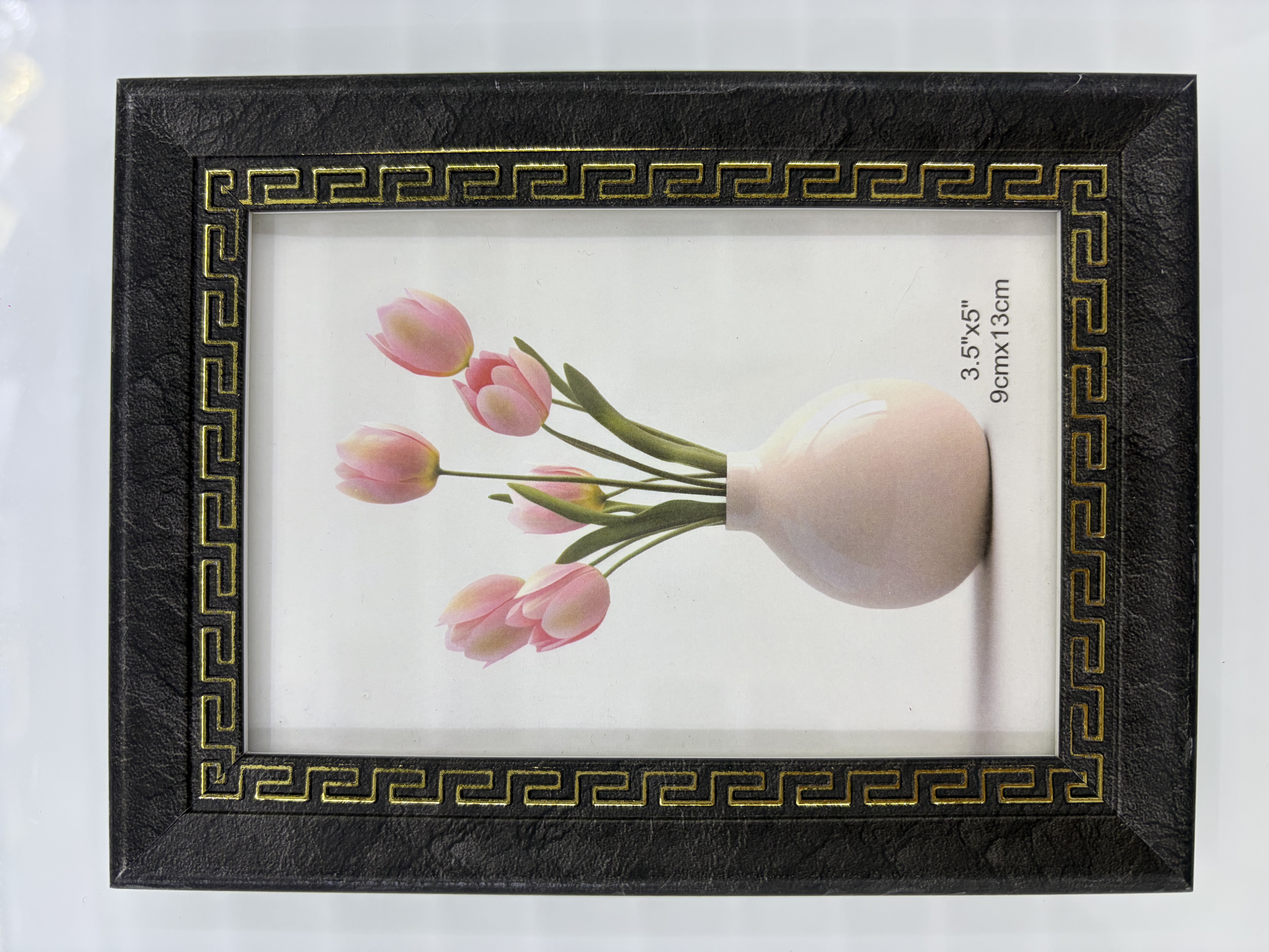 A photo frame or a photo frame display table is a photo placed on a table surface, including the photo, the frame, transparent glass, backing board and support parts. It is usually placed on a desktop, bedside table, dressing table, study and other places. material Application Scenario