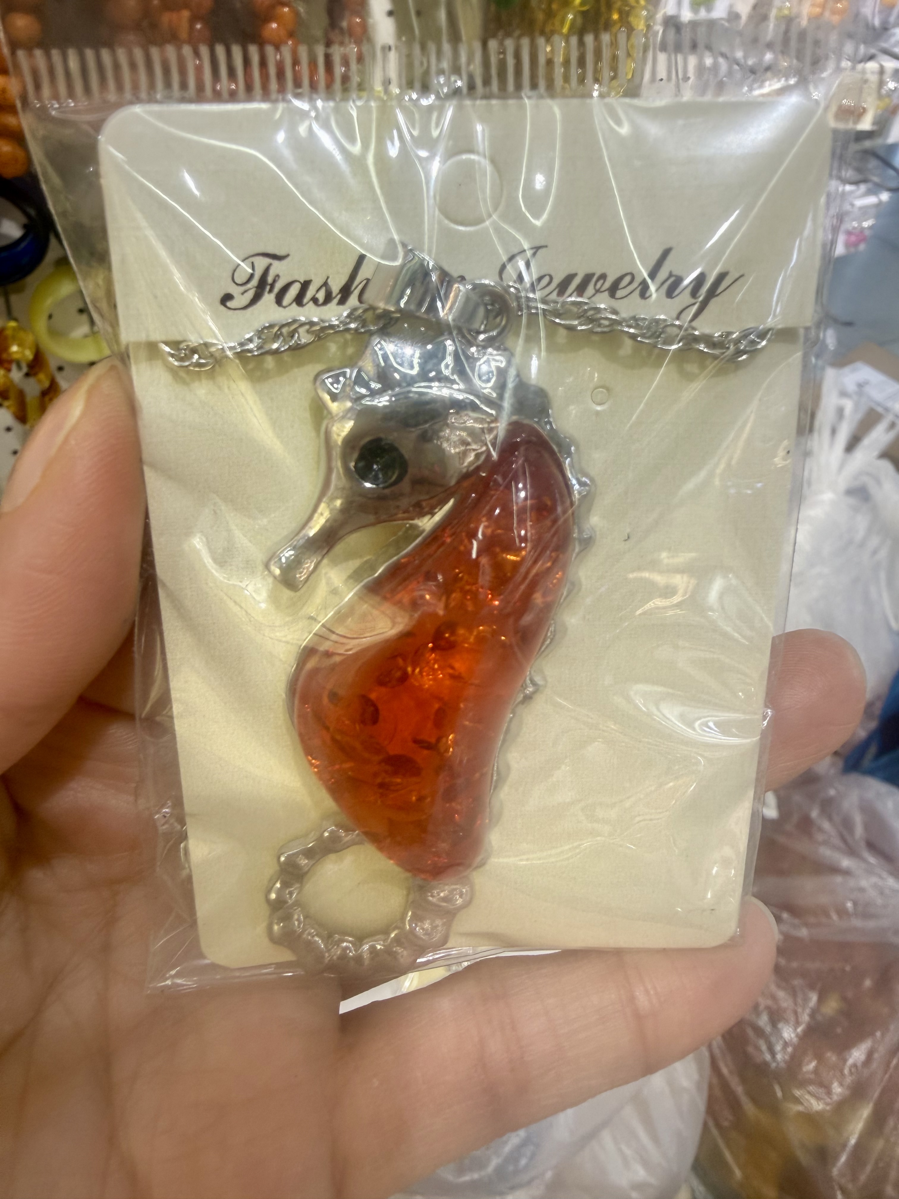 高仿琥珀吊坠项链动物海马造型琥珀项链饰品产品图