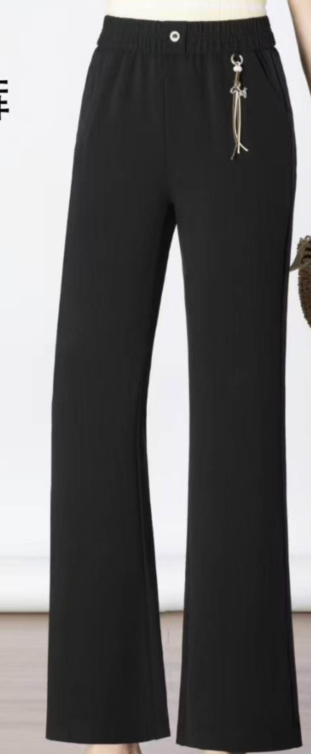 For the Spring and autumn of 2026, there are popular women's trousers in vogue: black long pants with a stretchy waist and elastic skirt details Picture