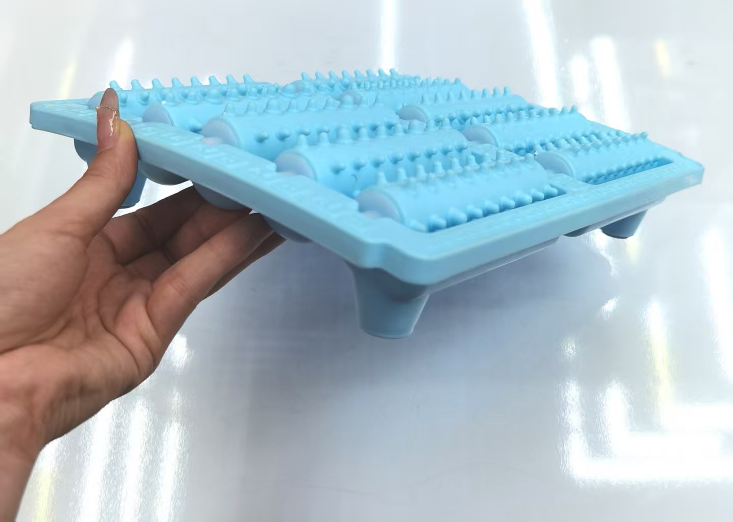 老人滚轮五排双脚足部按摩器 搓脚板 塑料穴位按摩垫脚底足浴按详情图2