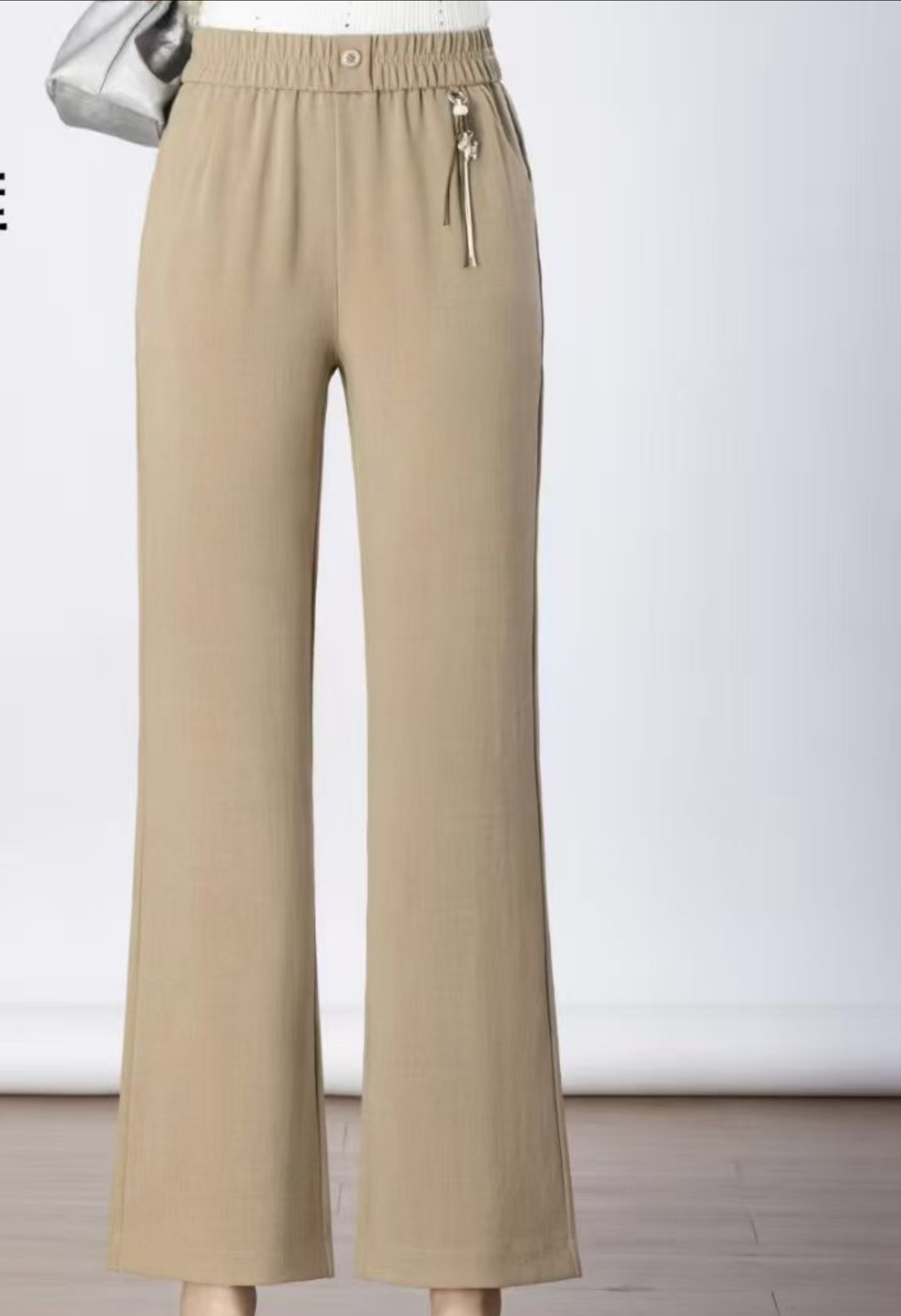 For the Spring and autumn of 2026, there are popular styles of women's trousers, including flared flared pants with elastic waists and khaki pants details Picture