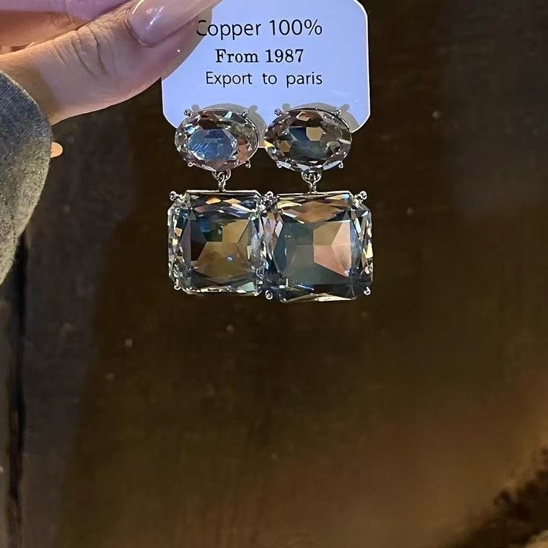 A visual feast! Simple, individual, fashionable, super dazzling and elegant earrings, a style of a noble lady with a high-end feel, versatile earrings for women Item Picture