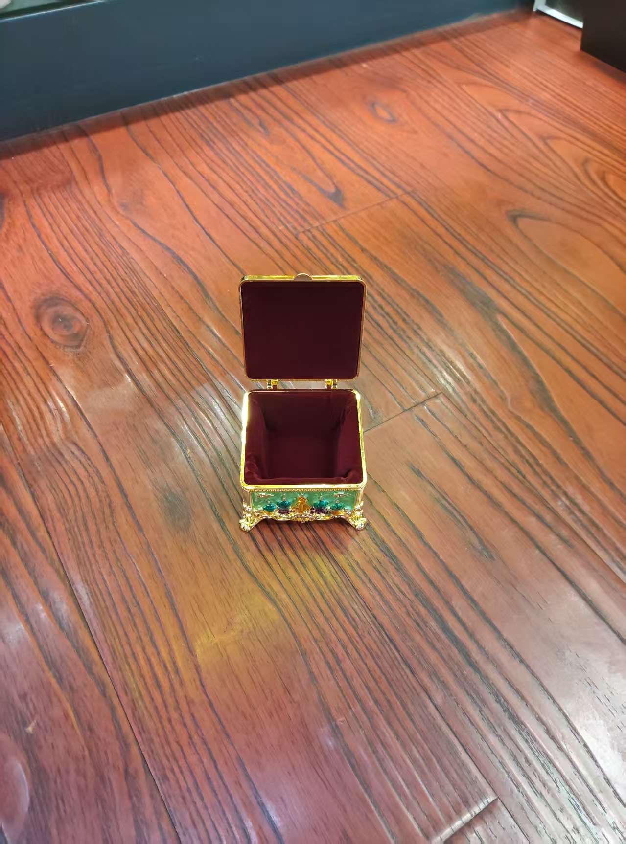 European-style castle enamel jewelry box details Picture