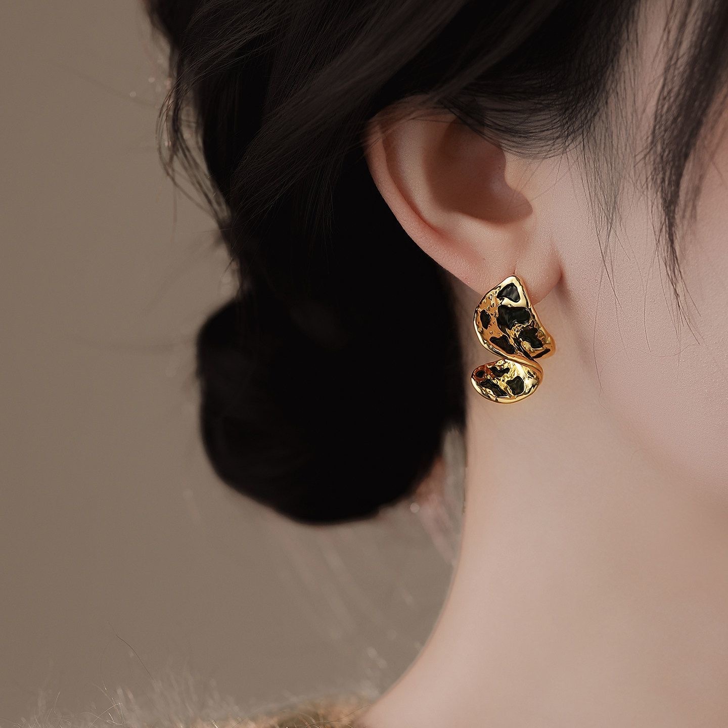 Gold irregular leopard print earrings, women's light luxury and high-end feel, New Year's ear studs, niche earrings, 2026, extremely beautiful detail image 4