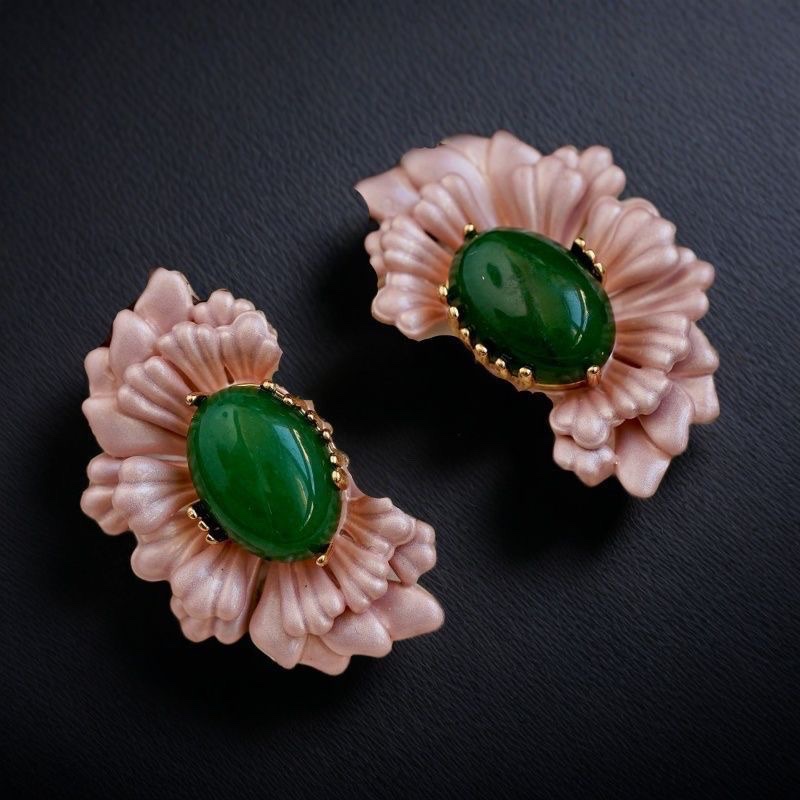 New Chinese-style retro crabapple classical stud earrings, green and pink flower asymmetrical earrings and accessories for women 2026, with a strong atmosphere Item Picture