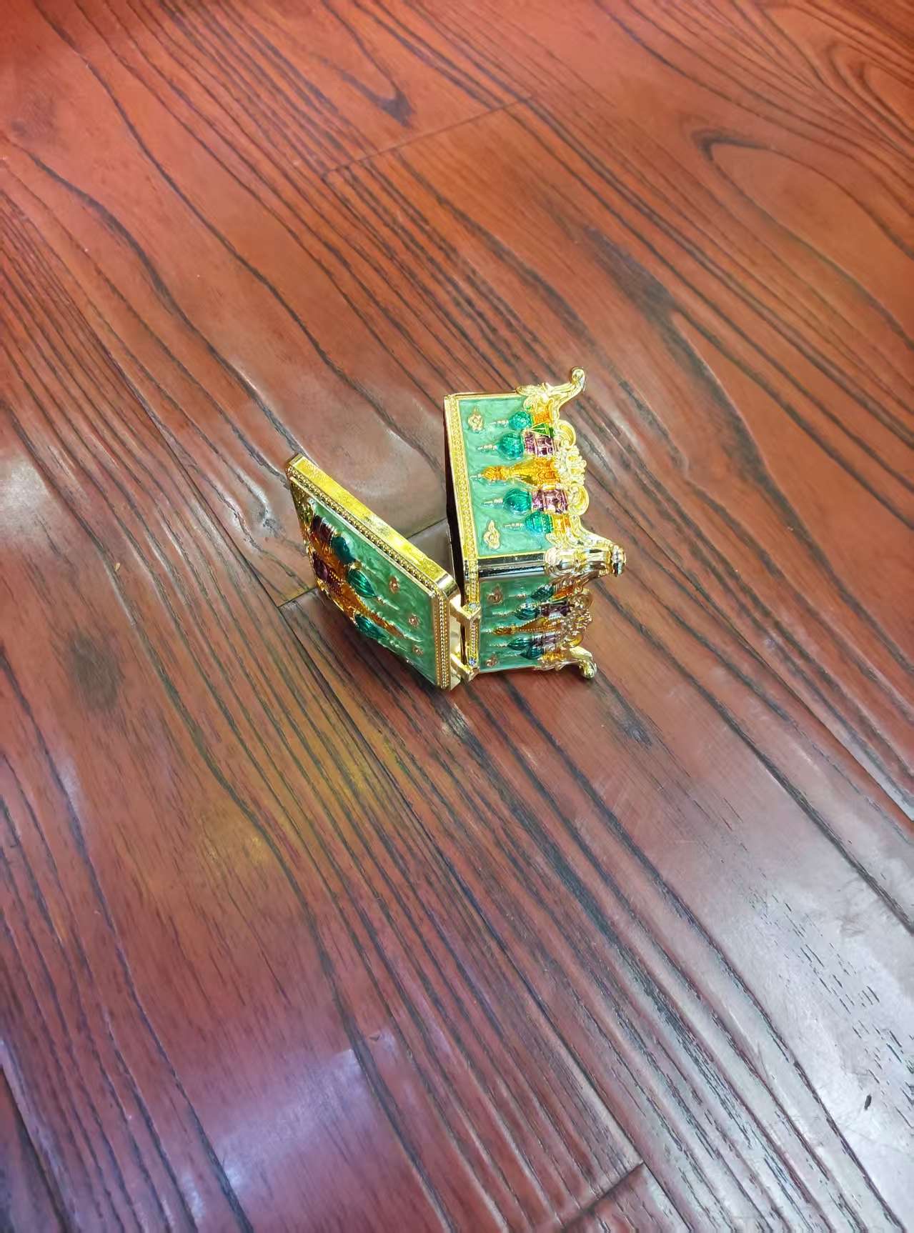 European-style castle enamel jewelry box Item Picture