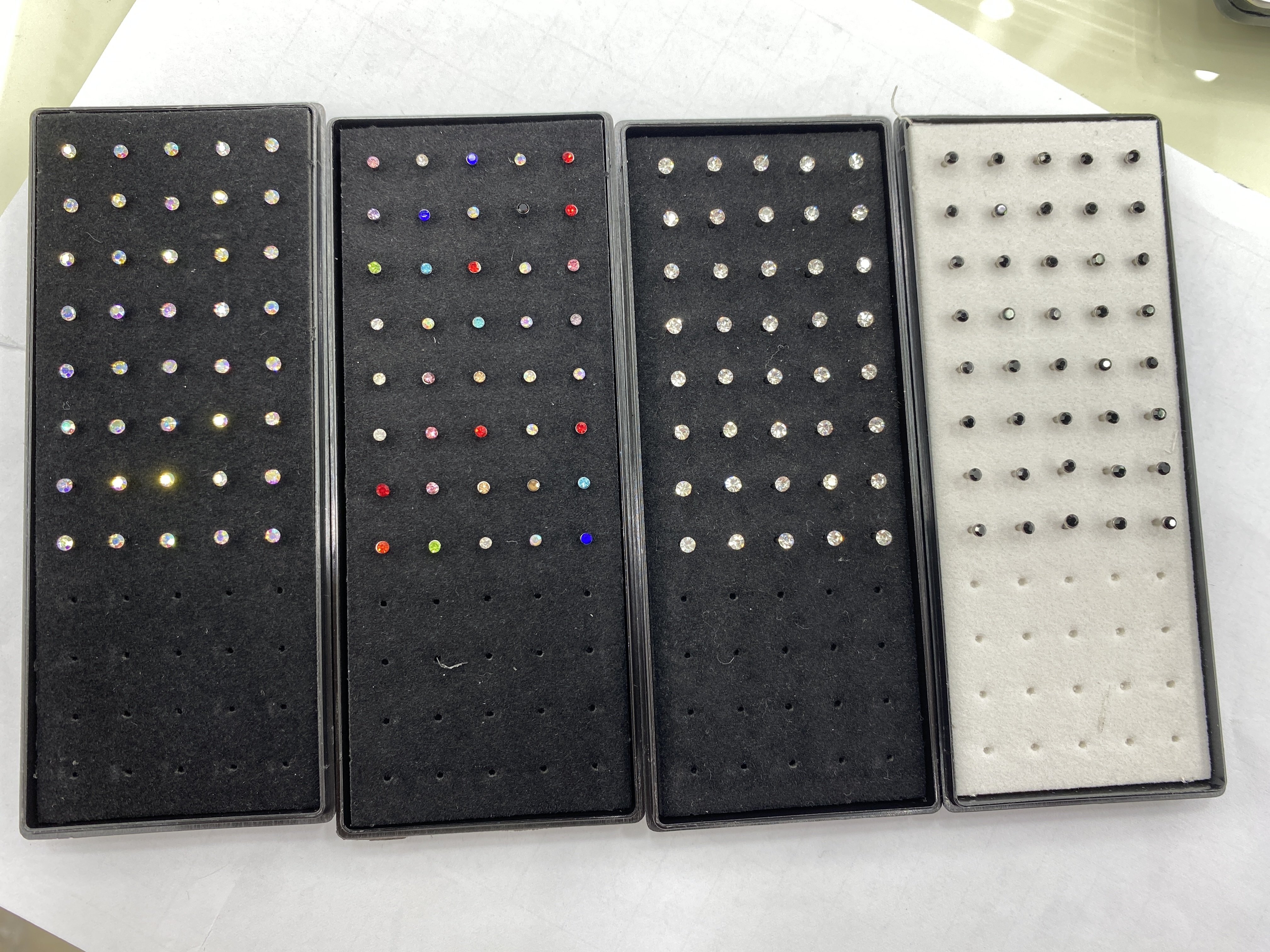 40 sets of European and American personalized nose studs in a box of stainless steel piercing accessories. Nose accessory set: 2MM/3MM mini nose studs