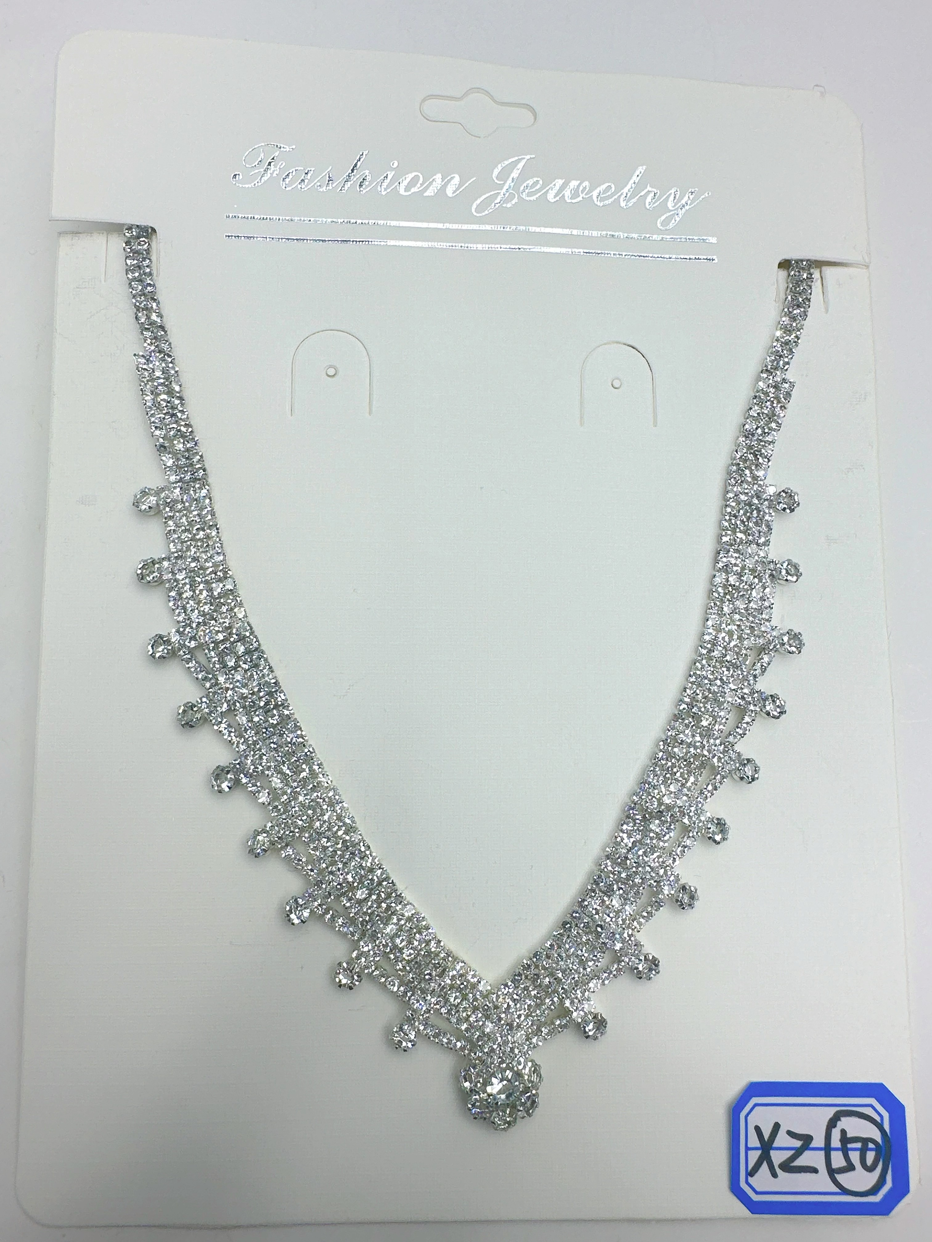 This necklace is a best-selling exquisite claw-chain, leaf necklace, and a full diamond collarbone chain. It is a perfect accessory for evening gowns, exuding a fashionable and unique charm Specification image