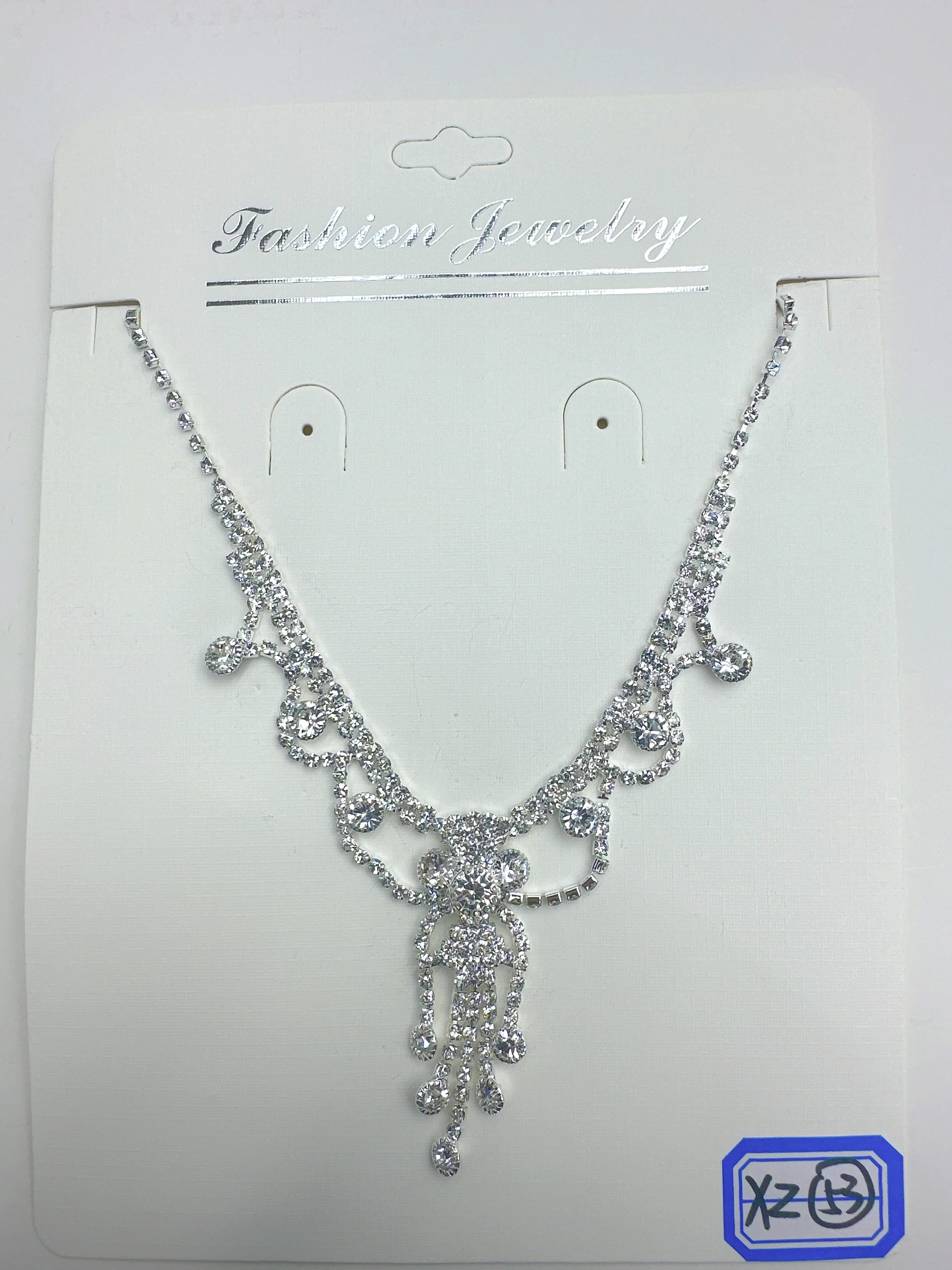 This necklace is a best-selling exquisite claw-chain, leaf necklace, and a full diamond collarbone chain. It is a perfect accessory for evening gowns, exuding a fashionable and unique charm detail image 4