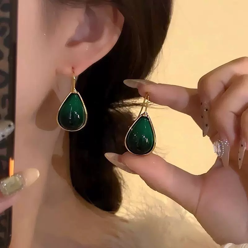 Retro dark green water drop earrings, golden niche high-end and elegant whitening commuting earrings, gentle atmosphere ear studs, niche design commuting earrings and ear stud accessories ccb ear piercing detail image 2