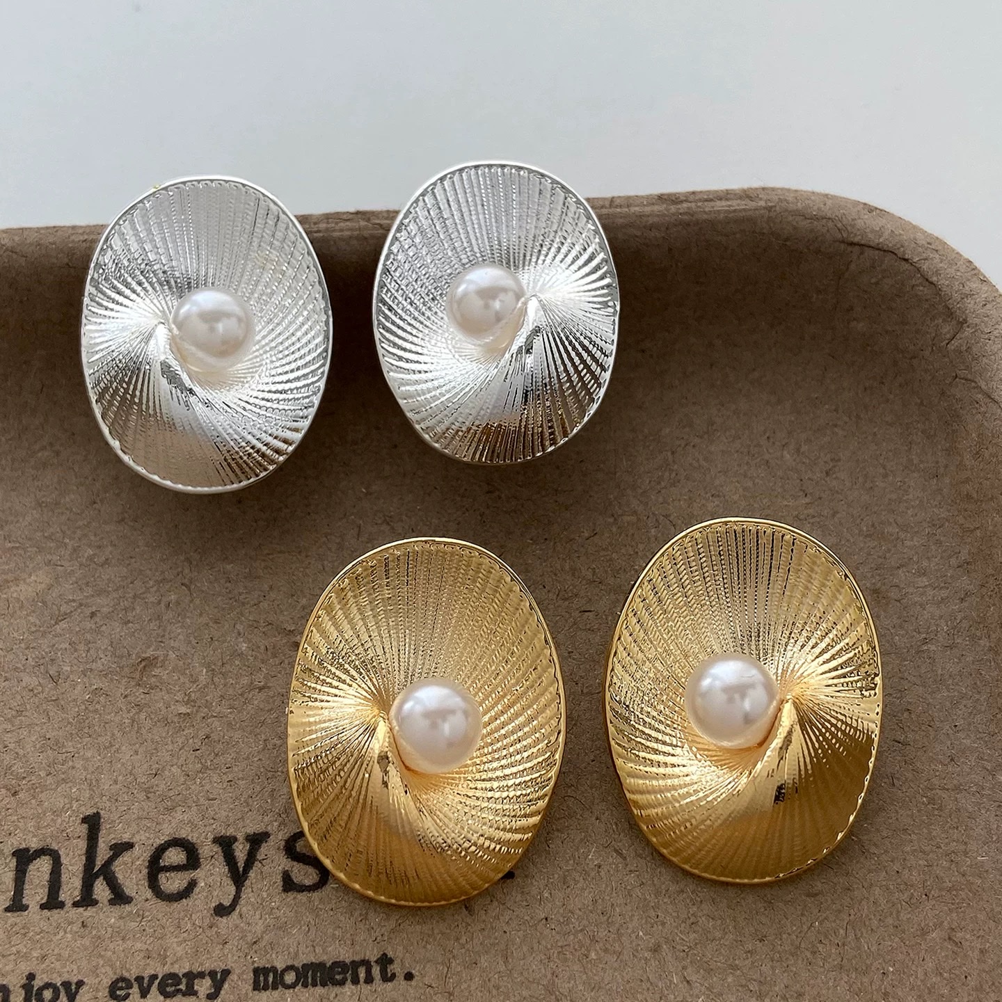 欧美时尚大气珍珠椭圆螺纹耳钉小众设计感百搭高级耳环女2026爆款