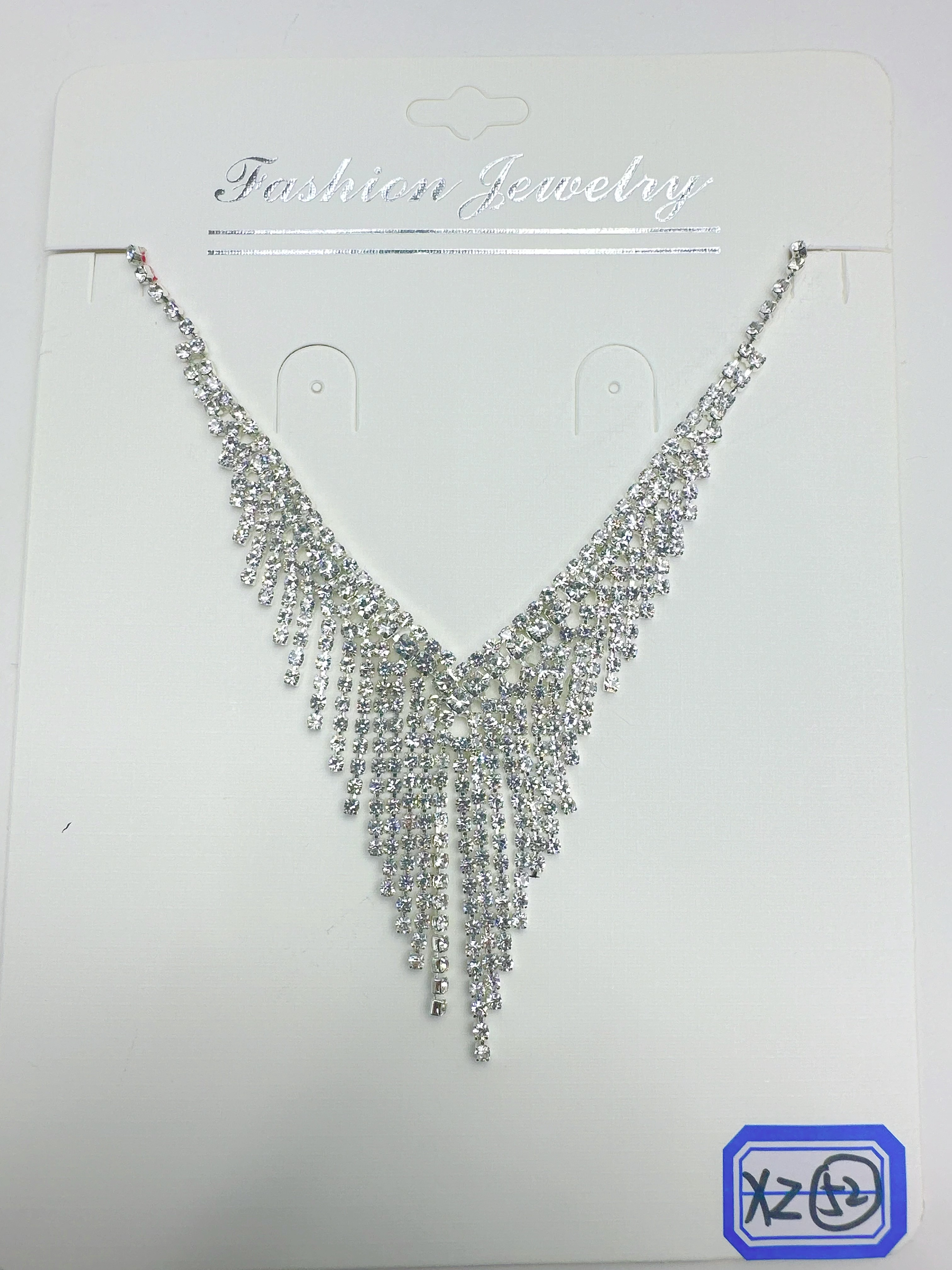 This necklace is a best-selling exquisite claw-chain, leaf necklace, and a full diamond collarbone chain. It is a perfect accessory for evening gowns, exuding a fashionable and unique charm detail image 5