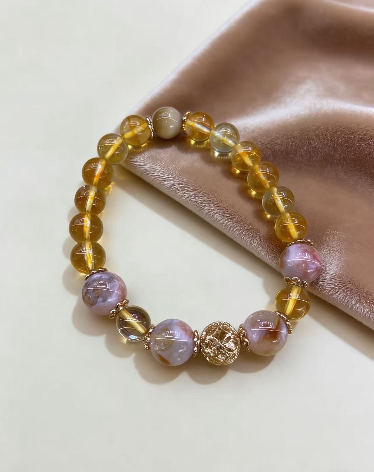 天然黄塔晶 白纹石
白与黄的碰撞，简约不失质感 
水晶手串水晶手串