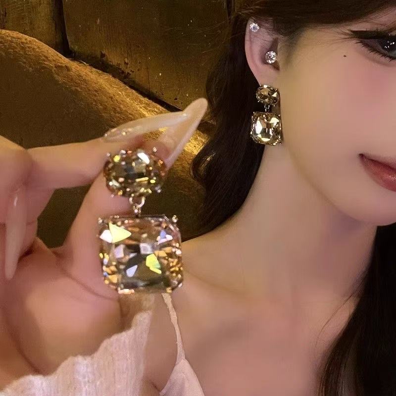 A visual feast! Simple, individual, fashionable, super dazzling and elegant earrings, a style of a noble lady with a high-end feel, versatile earrings for women