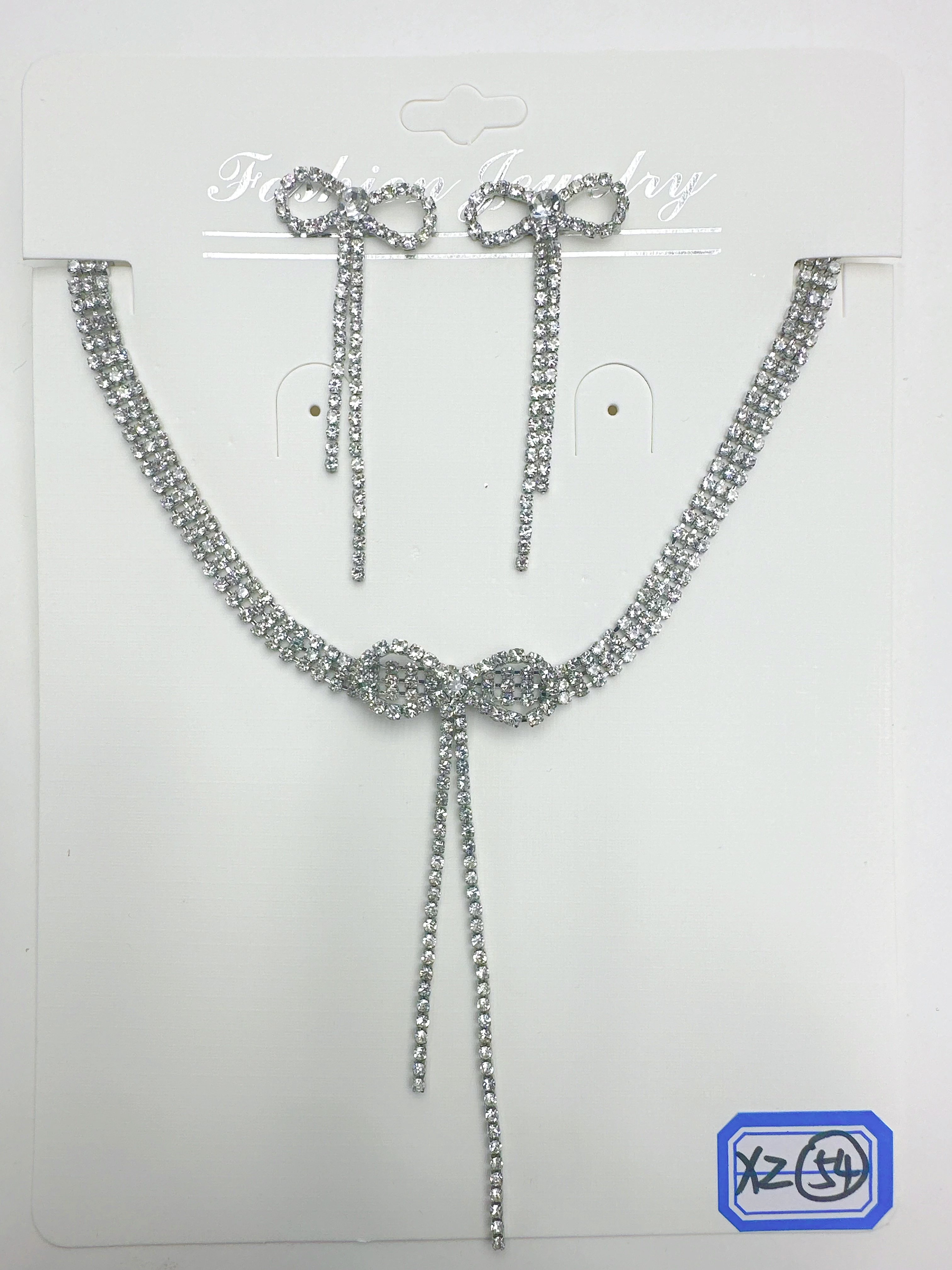 This necklace is a best-selling exquisite claw-chain, leaf necklace, and a full diamond collarbone chain. It is a perfect accessory for evening gowns, exuding a fashionable and unique charm detail image 3