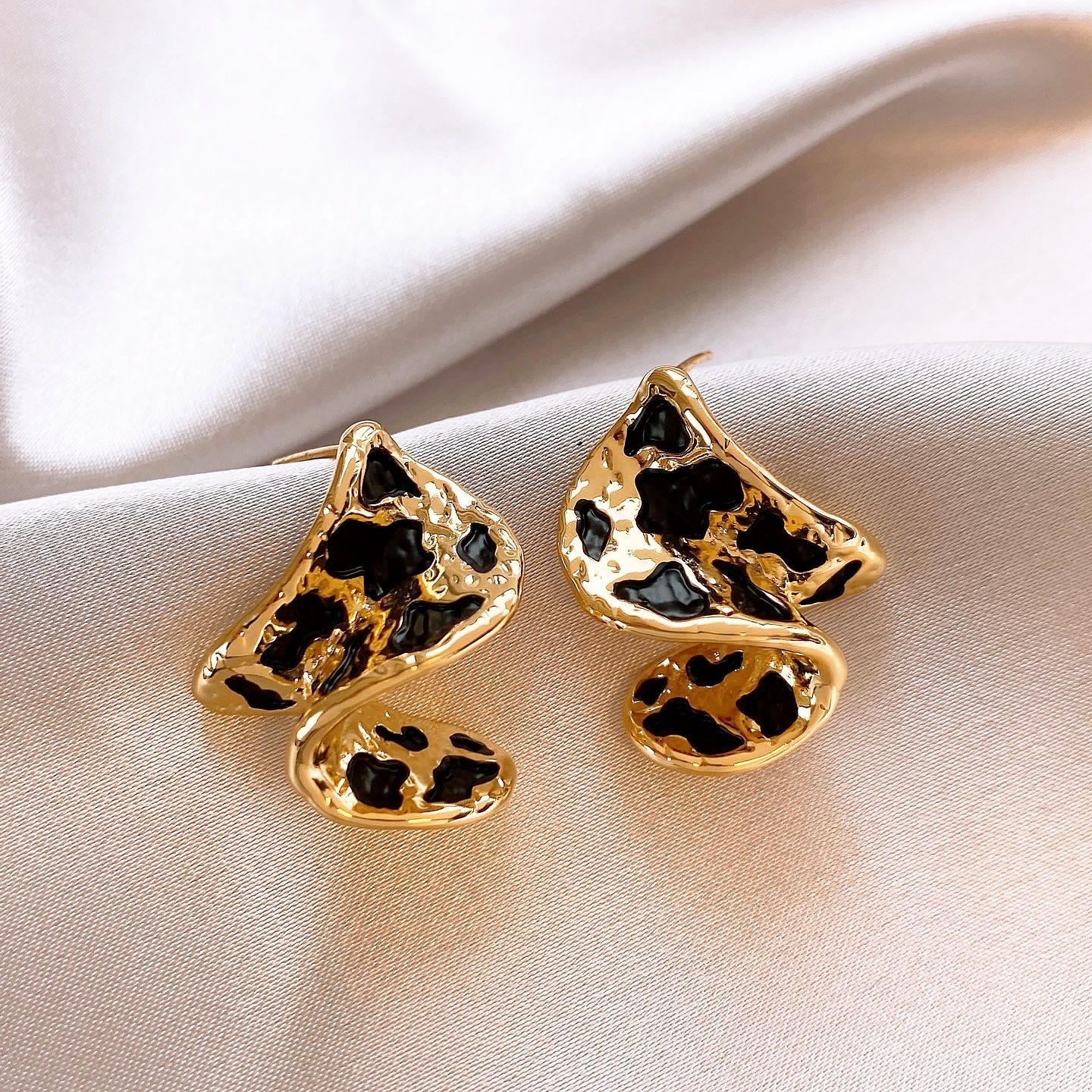 Gold irregular leopard print earrings, women's light luxury and high-end feel, New Year's ear studs, niche earrings, 2026, extremely beautiful