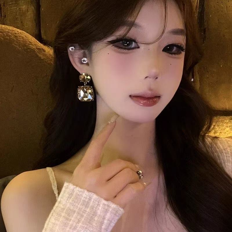 A visual feast! Simple, individual, fashionable, super dazzling and elegant earrings, a style of a noble lady with a high-end feel, versatile earrings for women details Picture