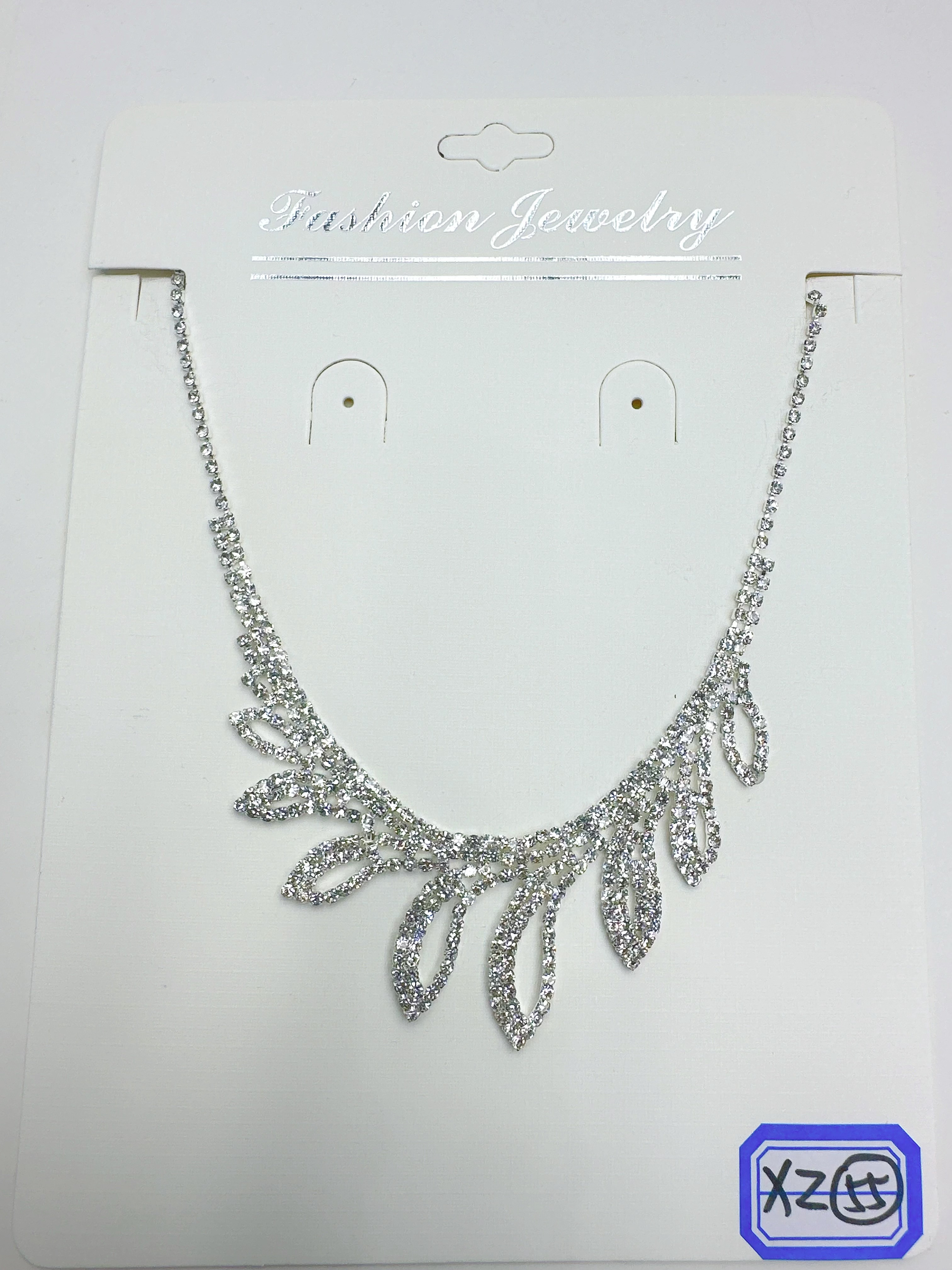 This necklace is a best-selling exquisite claw-chain, leaf necklace, and a full diamond collarbone chain. It is a perfect accessory for evening gowns, exuding a fashionable and unique charm detail image 2