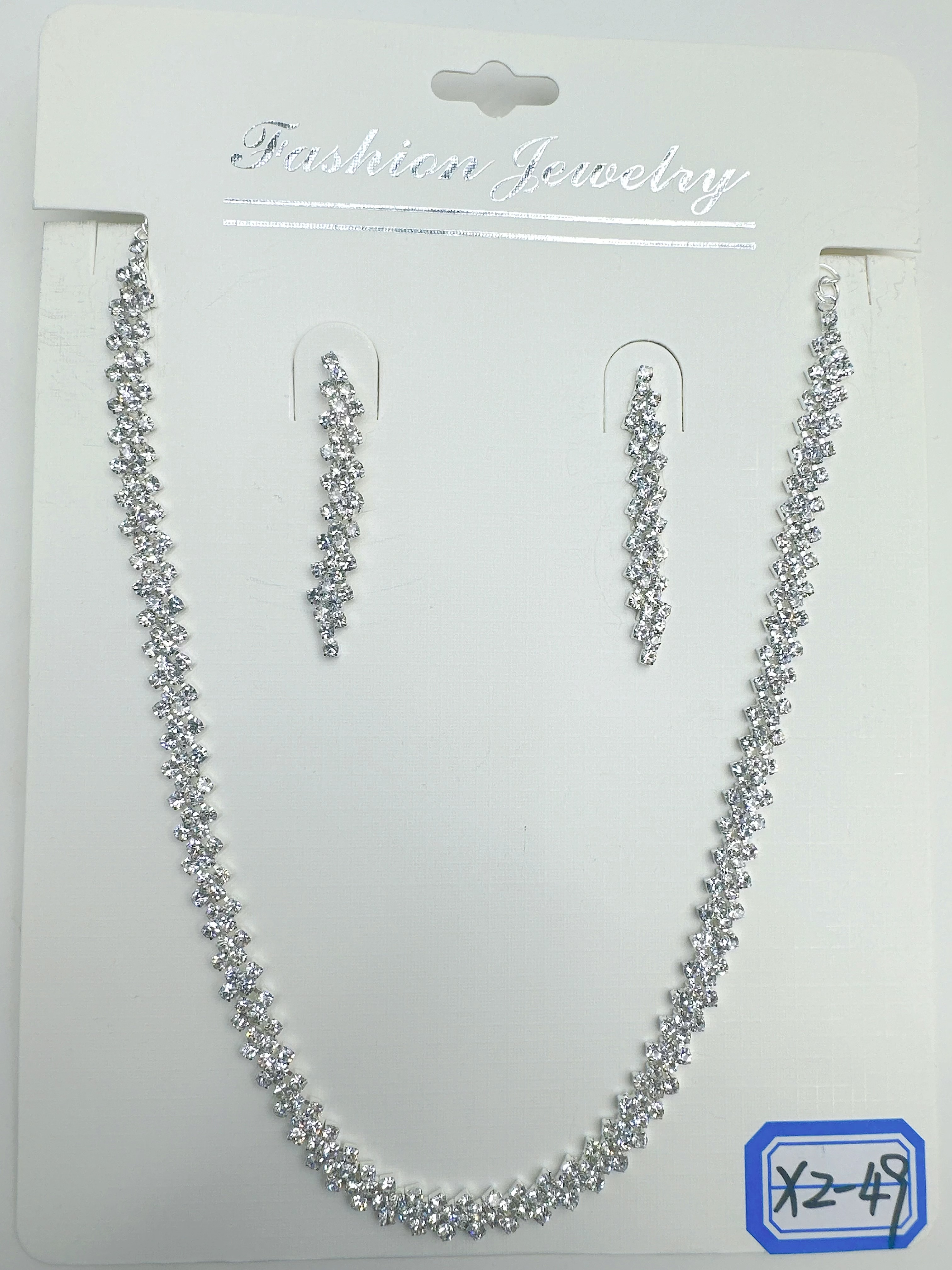 This necklace is a best-selling exquisite claw-chain, leaf necklace, and a full diamond collarbone chain. It is a perfect accessory for evening gowns, exuding a fashionable and unique charm details Picture