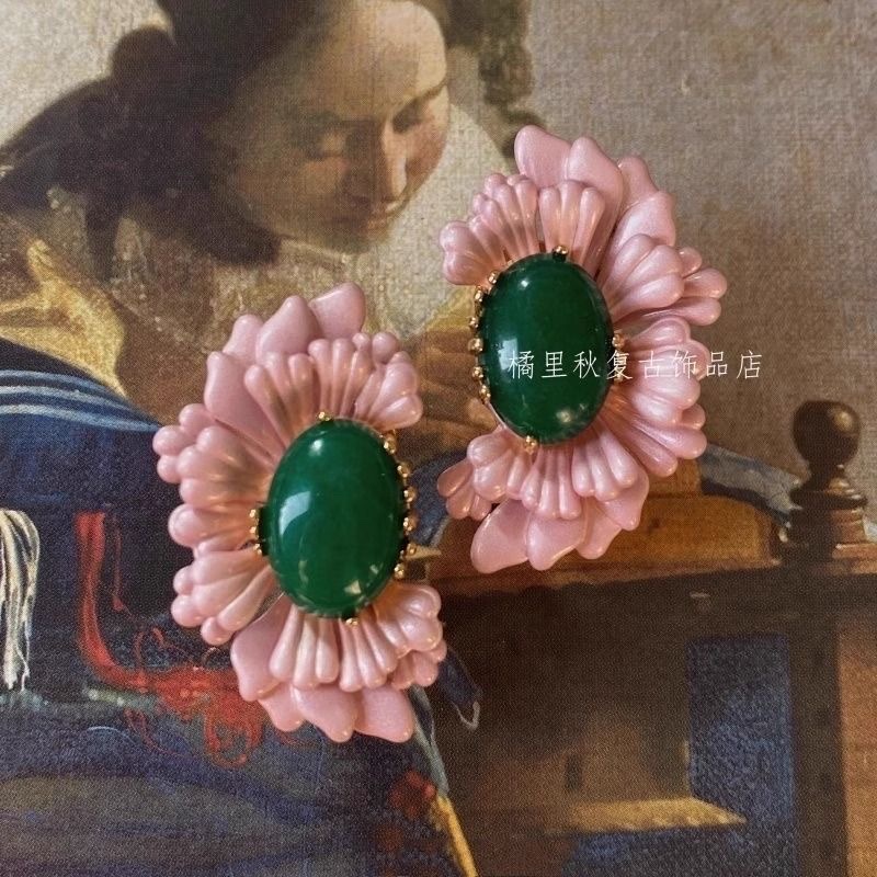 New Chinese-style retro crabapple classical stud earrings, green and pink flower asymmetrical earrings and accessories for women 2026, with a strong atmosphere