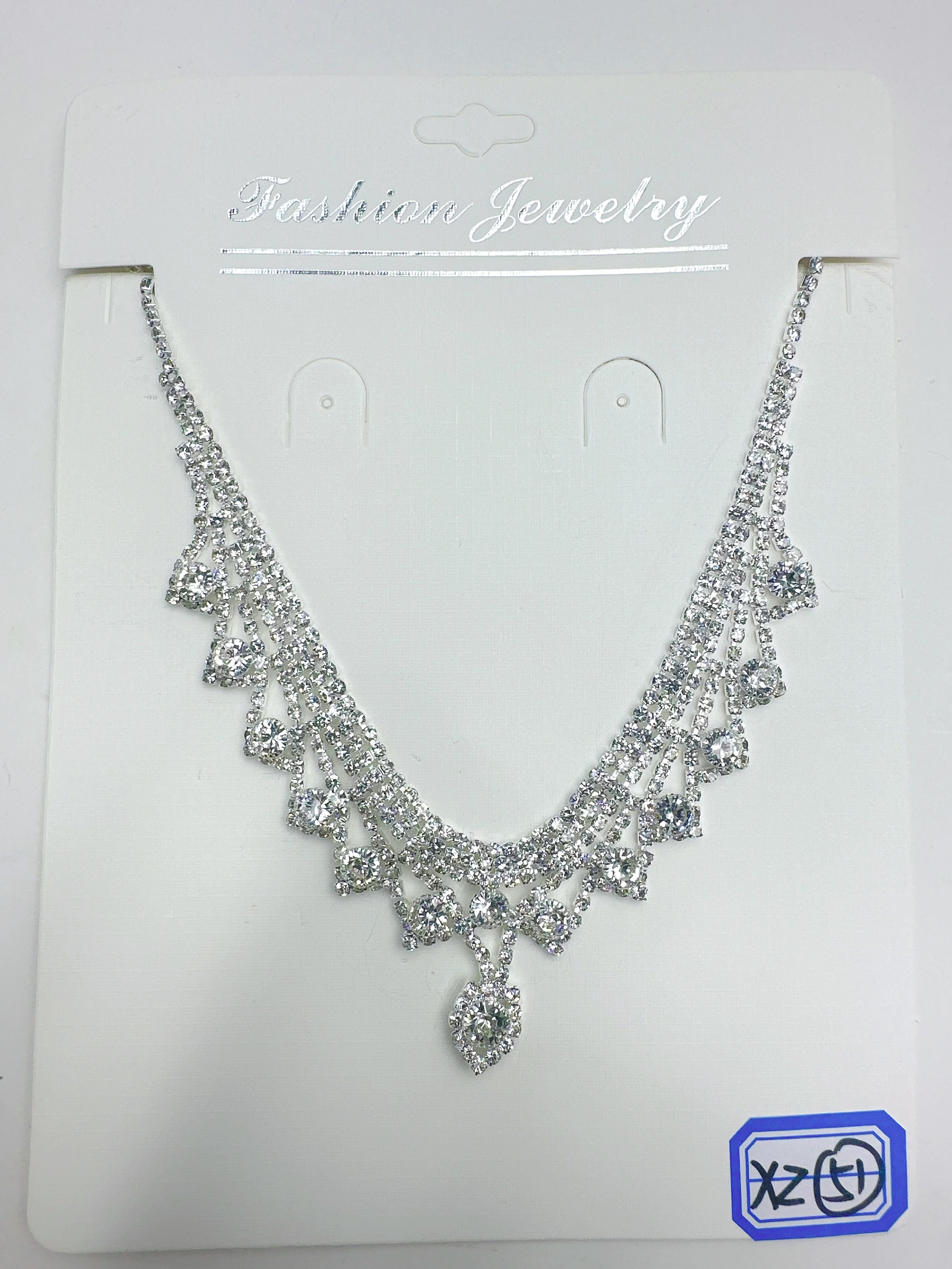 This necklace is a best-selling exquisite claw-chain, leaf necklace, and a full diamond collarbone chain. It is a perfect accessory for evening gowns, exuding a fashionable and unique charm Application Scenario