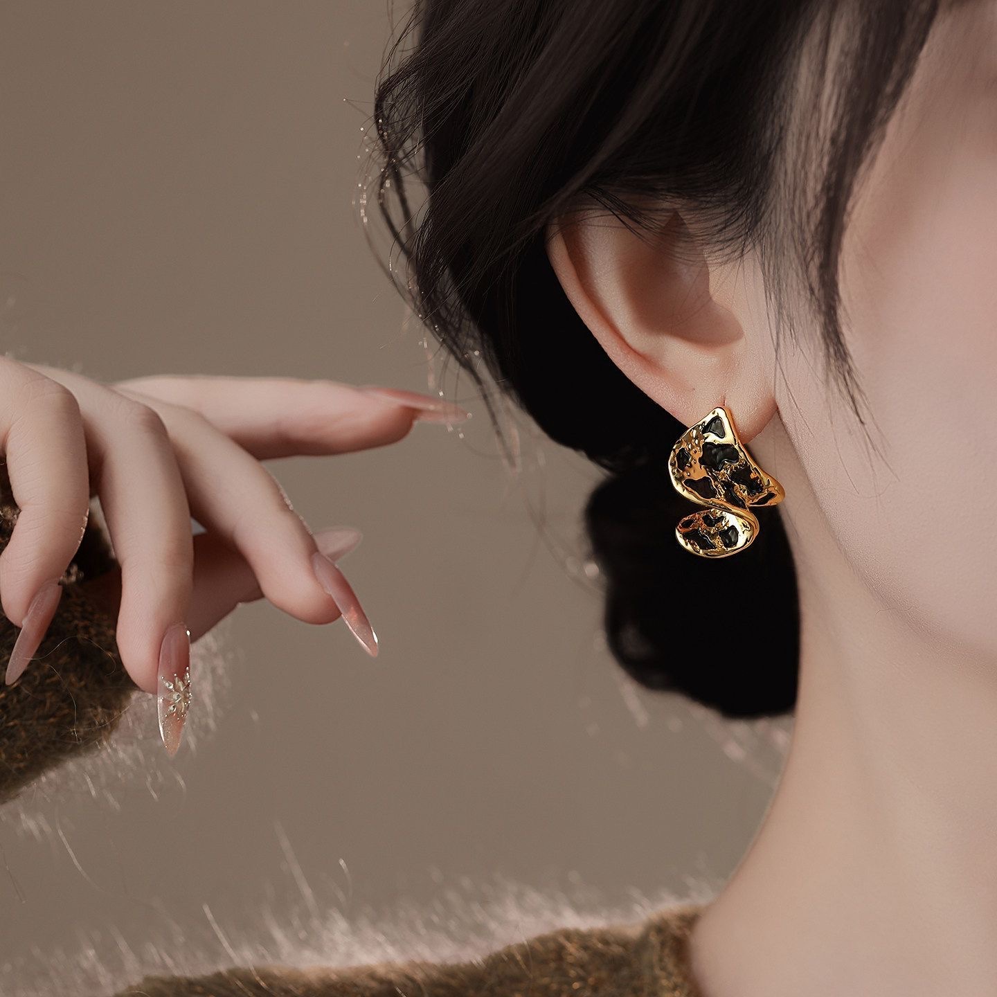 Gold irregular leopard print earrings, women's light luxury and high-end feel, New Year's ear studs, niche earrings, 2026, extremely beautiful detail image 2