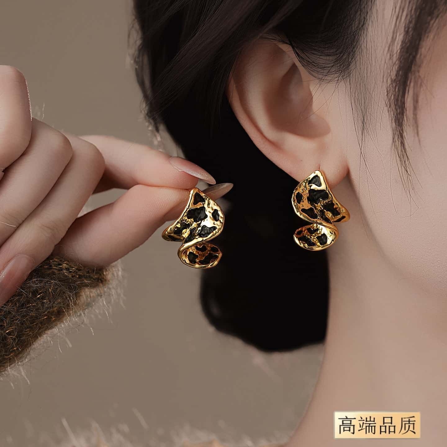 Gold irregular leopard print earrings, women's light luxury and high-end feel, New Year's ear studs, niche earrings, 2026, extremely beautiful detail image 3