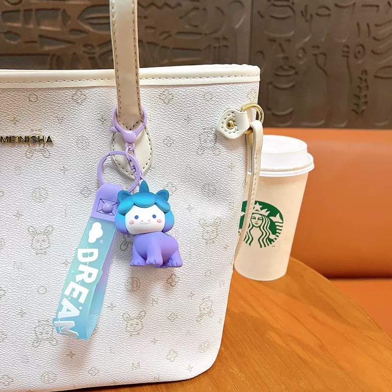 Creative and dreamy unicorn keychain, exquisite gradient rainbow figurine pendant, bag accessory, keychain, cartoon keychain pendant details Picture