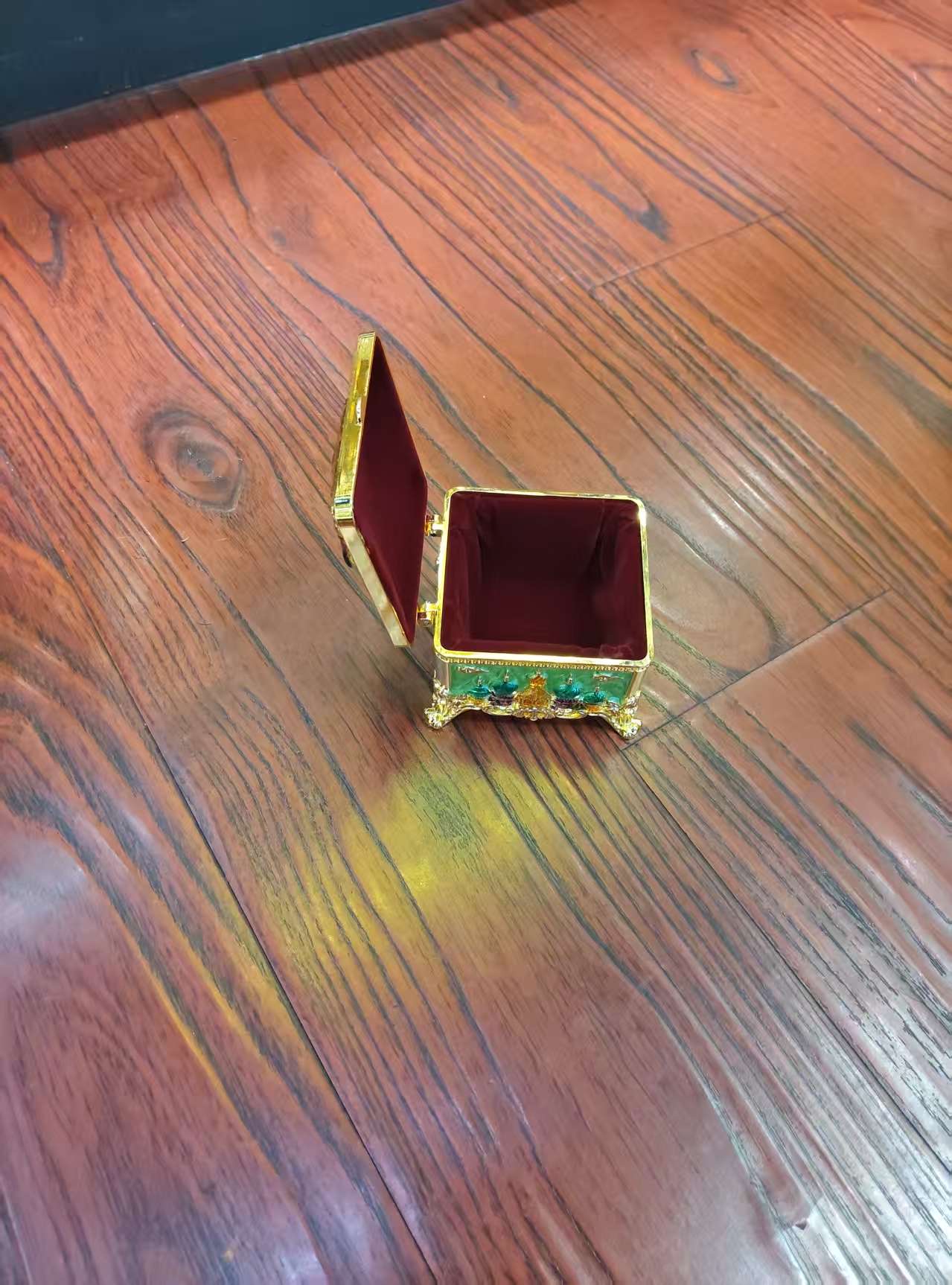 European-style castle enamel jewelry box Specification image