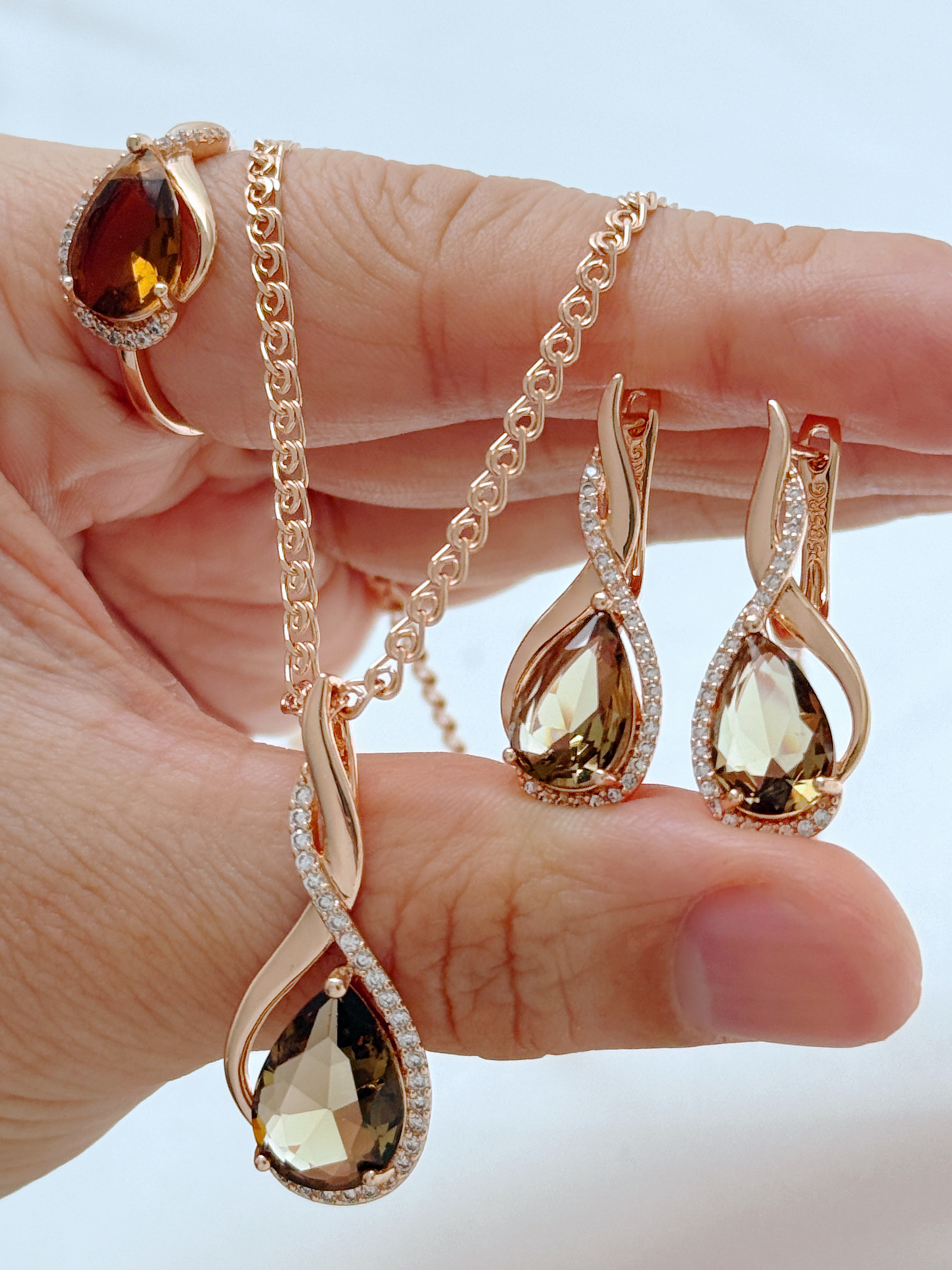 Zircon earrings, ear loops, necklaces, rings, and sets are popular in Europe, America, and Central Asia. They are fashionable and elegant for women. Micro-inlaid zircon earrings are available as cross-border accessories. Xinjiang jewelry and Russian jewelry are also available