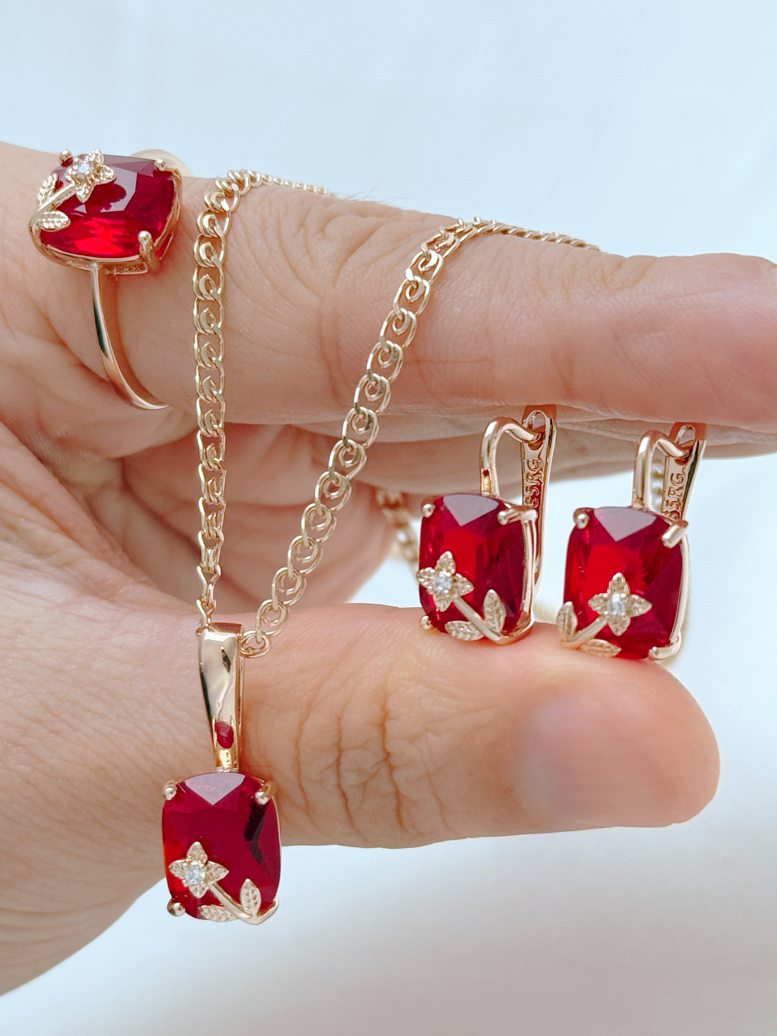 Zircon earrings, ear loops, necklaces, rings, and sets are popular in Europe, America, and Central Asia. They are fashionable and elegant for women, with micro-inlaid zircon earrings and cross-border accessories Application Scenario