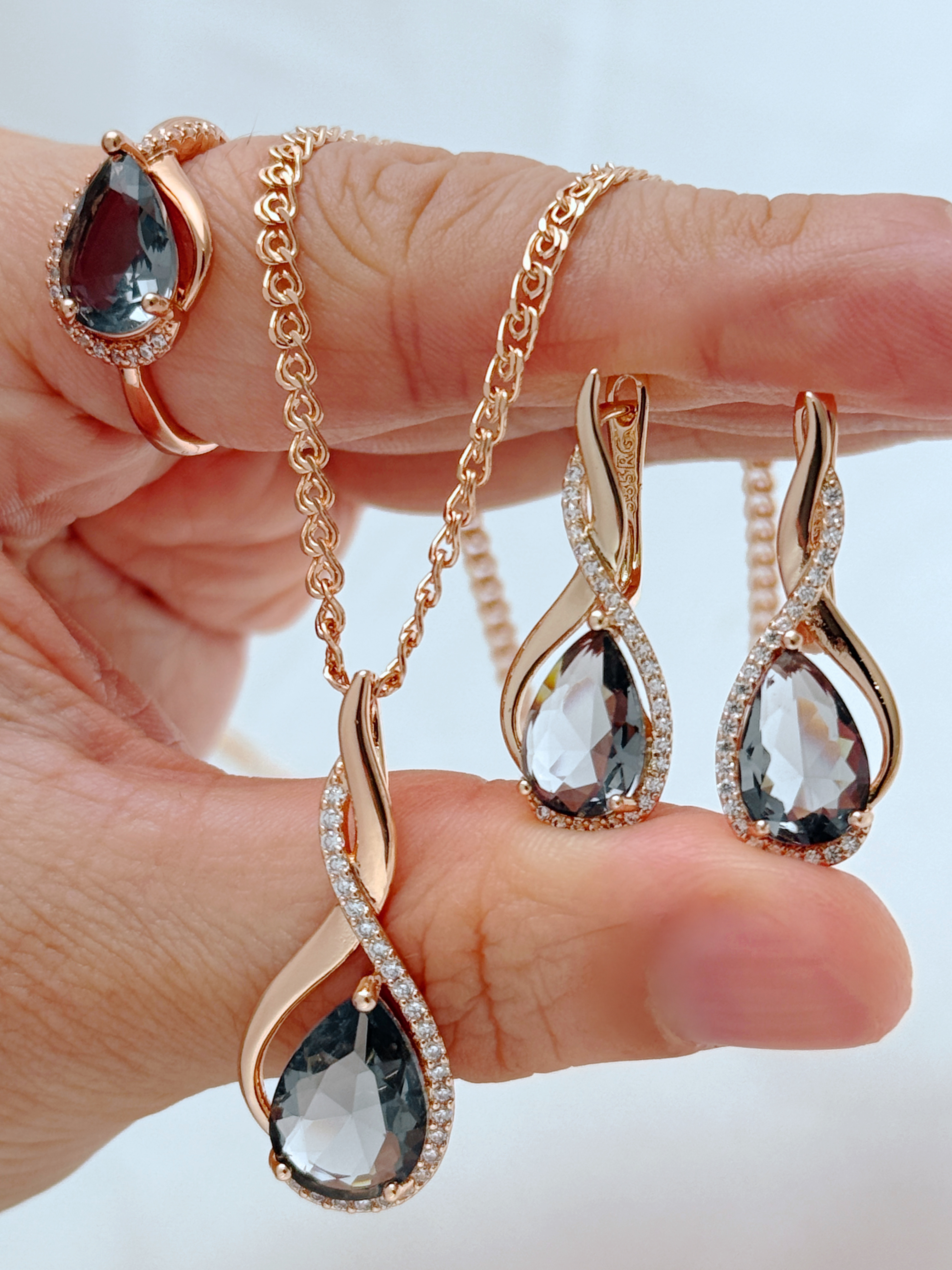 Zircon earrings, ear loops, necklaces, rings, and sets are popular in Europe, America, and Central Asia. They are fashionable and elegant for women. Micro-inlaid zircon earrings are available as cross-border accessories. Xinjiang jewelry and Russian jewelry are also available details Picture
