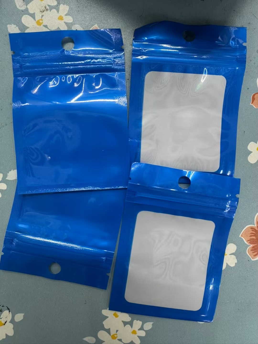 Three-sided sealed pearlescent film bag, custom-made according to sample, 7x10. Available in 8x11, 9x12, 10x1, 3, and 11x15 sizes, three-sided sealed pearlescent film bags Item Picture