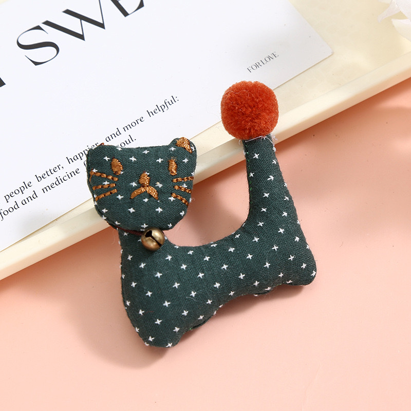 The bell cat retro forest-themed brooch, cute polka dot pom-pom tail hair accessory, clothing accessory, bag pendant details Picture