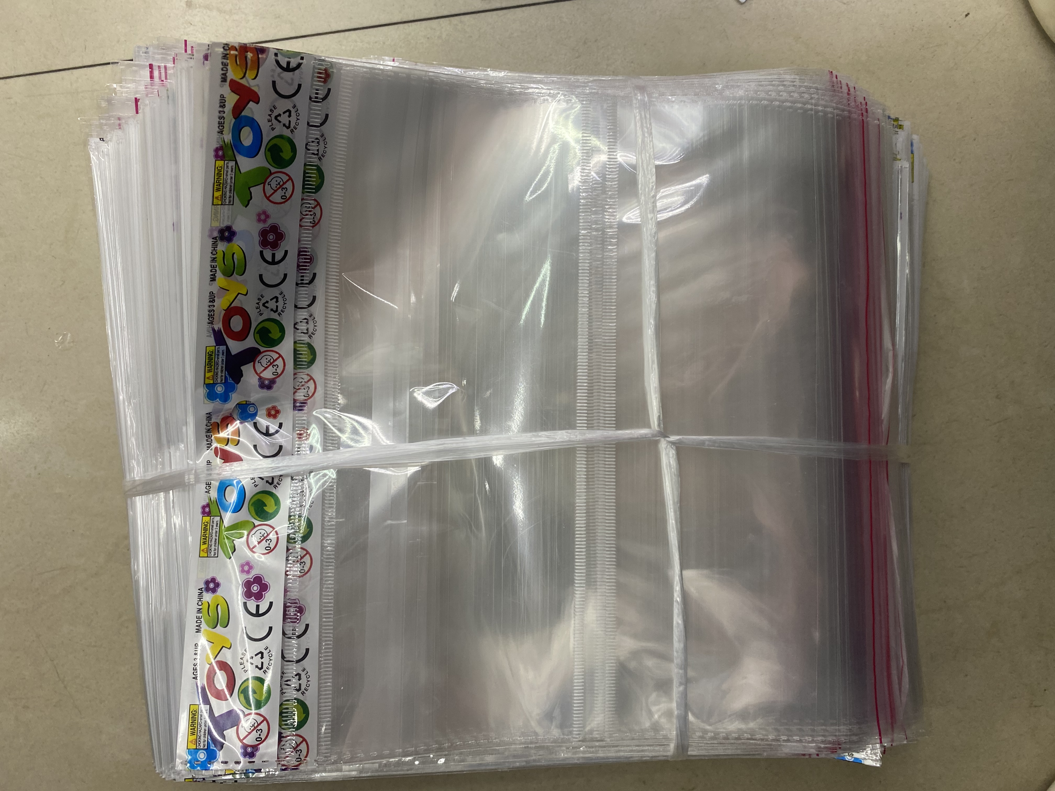 白色To Y S玩具卡头，两边开口，倒封口，侧边封口都可订做