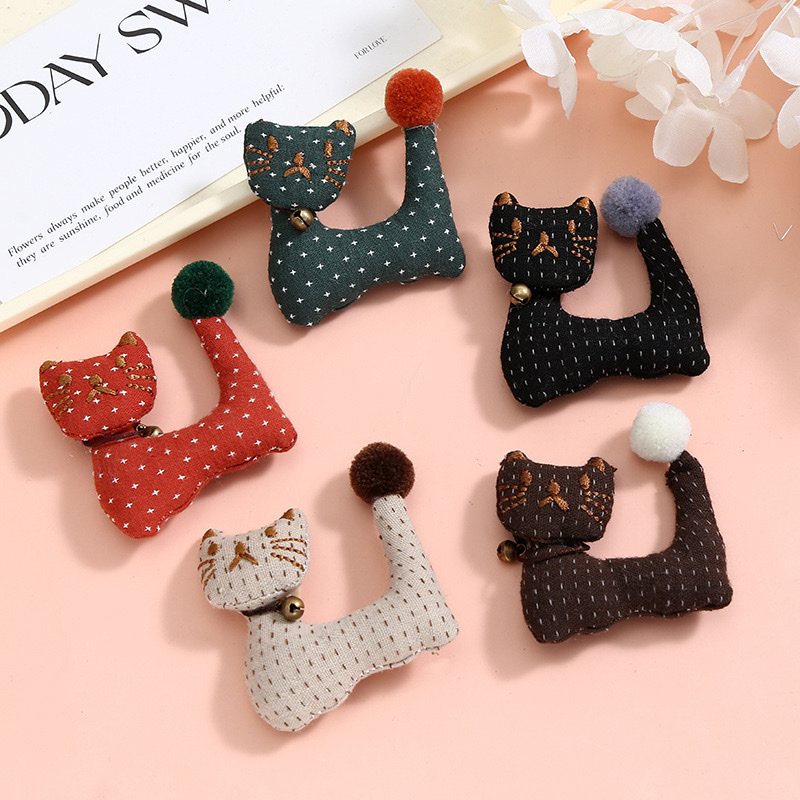 The bell cat retro forest-themed brooch, cute polka dot pom-pom tail hair accessory, clothing accessory, bag pendant