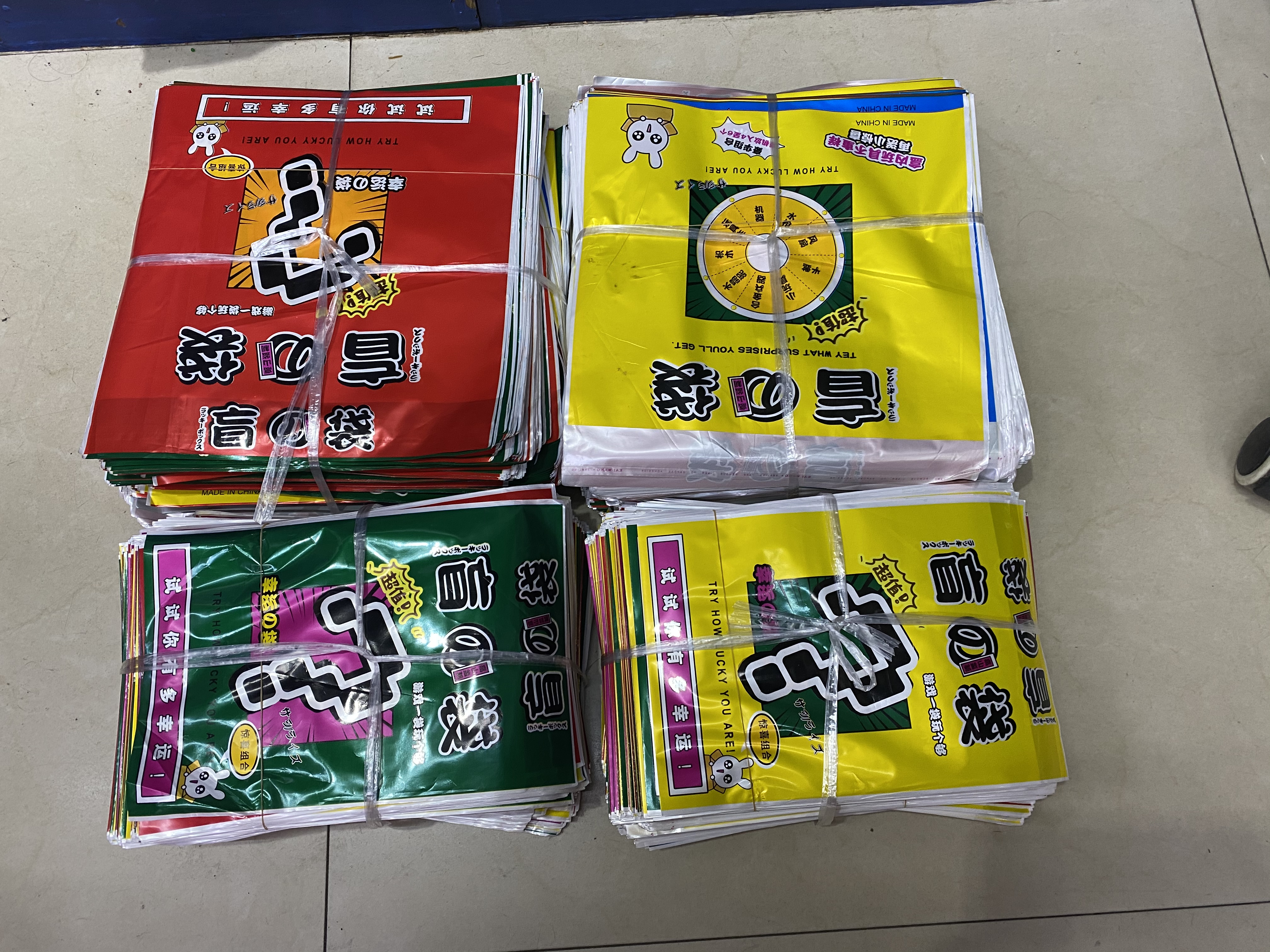 Three-sided sealed pearlescent film bag, custom-made according to sample, 7x10. There are many sizes available, including 8x11, 9x12, 10x1, 3, and 11x15. The styles are diverse and varied Specification image