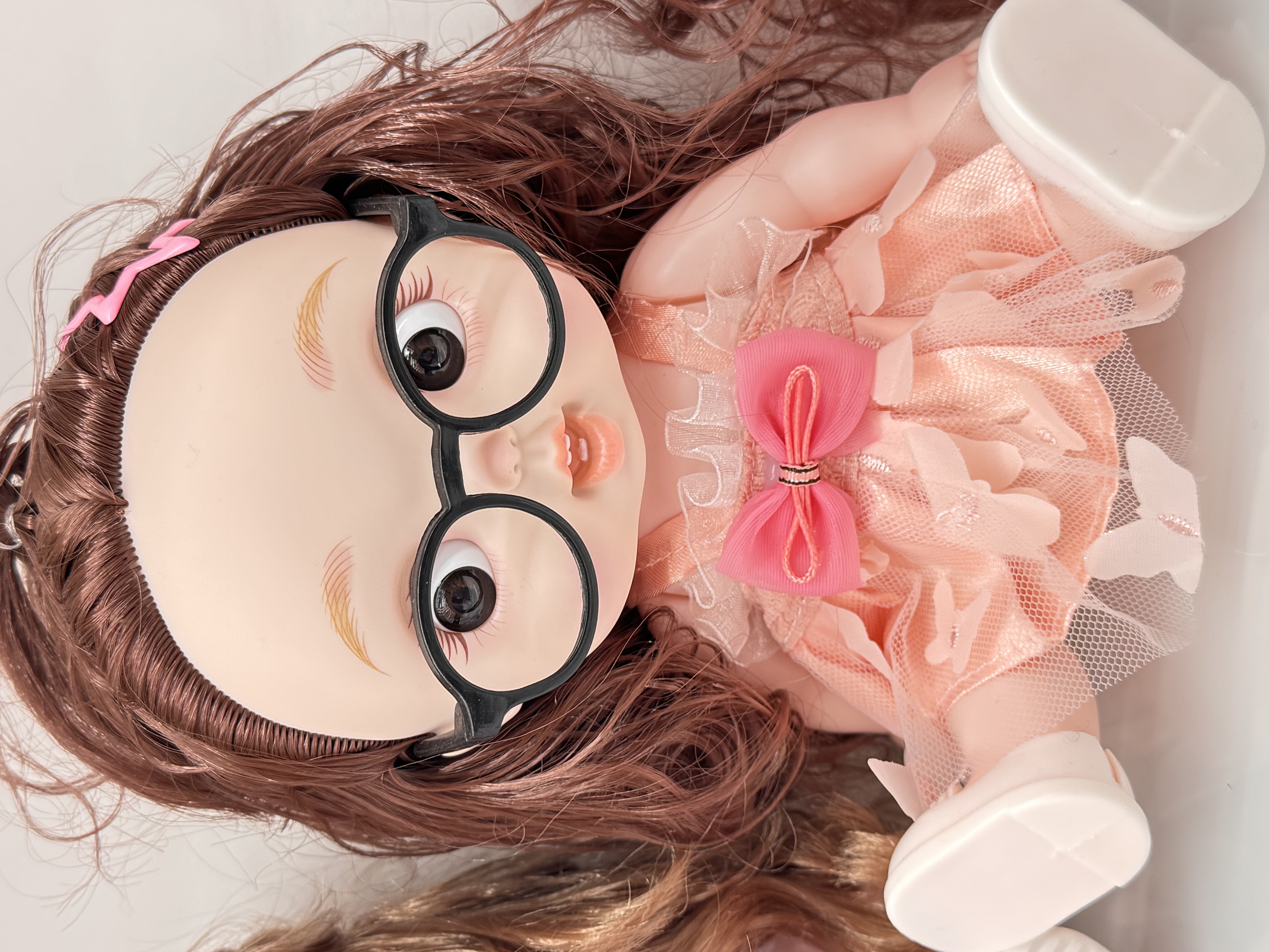 The mixed-wear glasses doll is exquisite, cute and fashionable. The big-headed doll can be dressed and undressed. It's a children's princess doll for dressing up as a gift