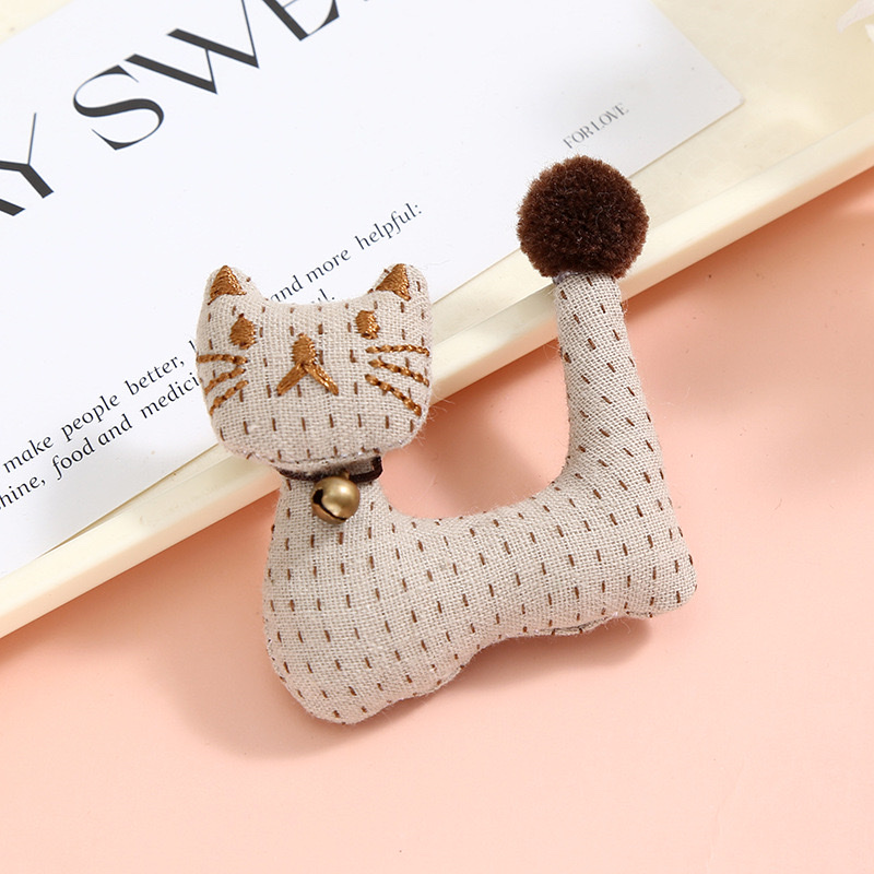 The bell cat retro forest-themed brooch, cute polka dot pom-pom tail hair accessory, clothing accessory, bag pendant Specification image
