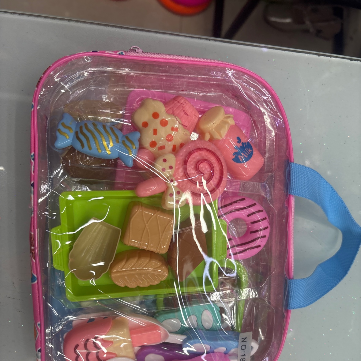 袋装的，里面有餐具、雪糕、甜甜圈、饰品套装，颜色混装。好玩又好看