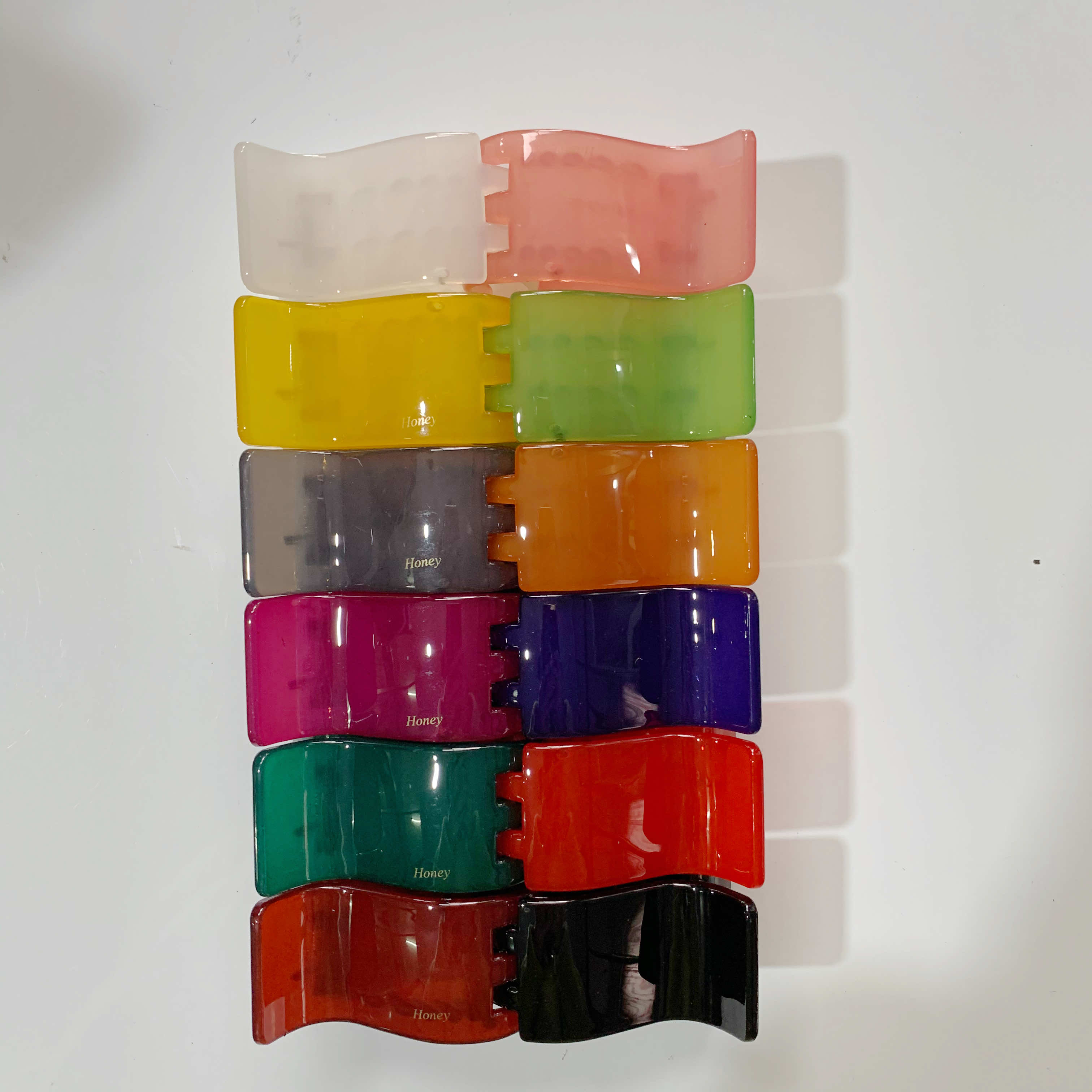 PC材质可制作透明果冻哑光单色也可印花，也可顾客提供颜色花色定制，材质耐磨，不易断发夹细节图