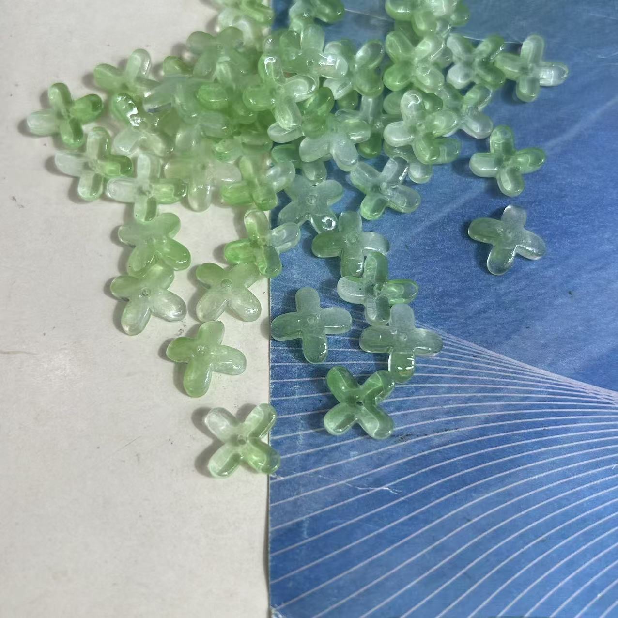 DIY small osmanthus glass five-petal flower jewelry accessories, ancient-style hairpins, bracelet materials, perforated beads, transparent colored beads, glass beads, crystal loose beads Specification image