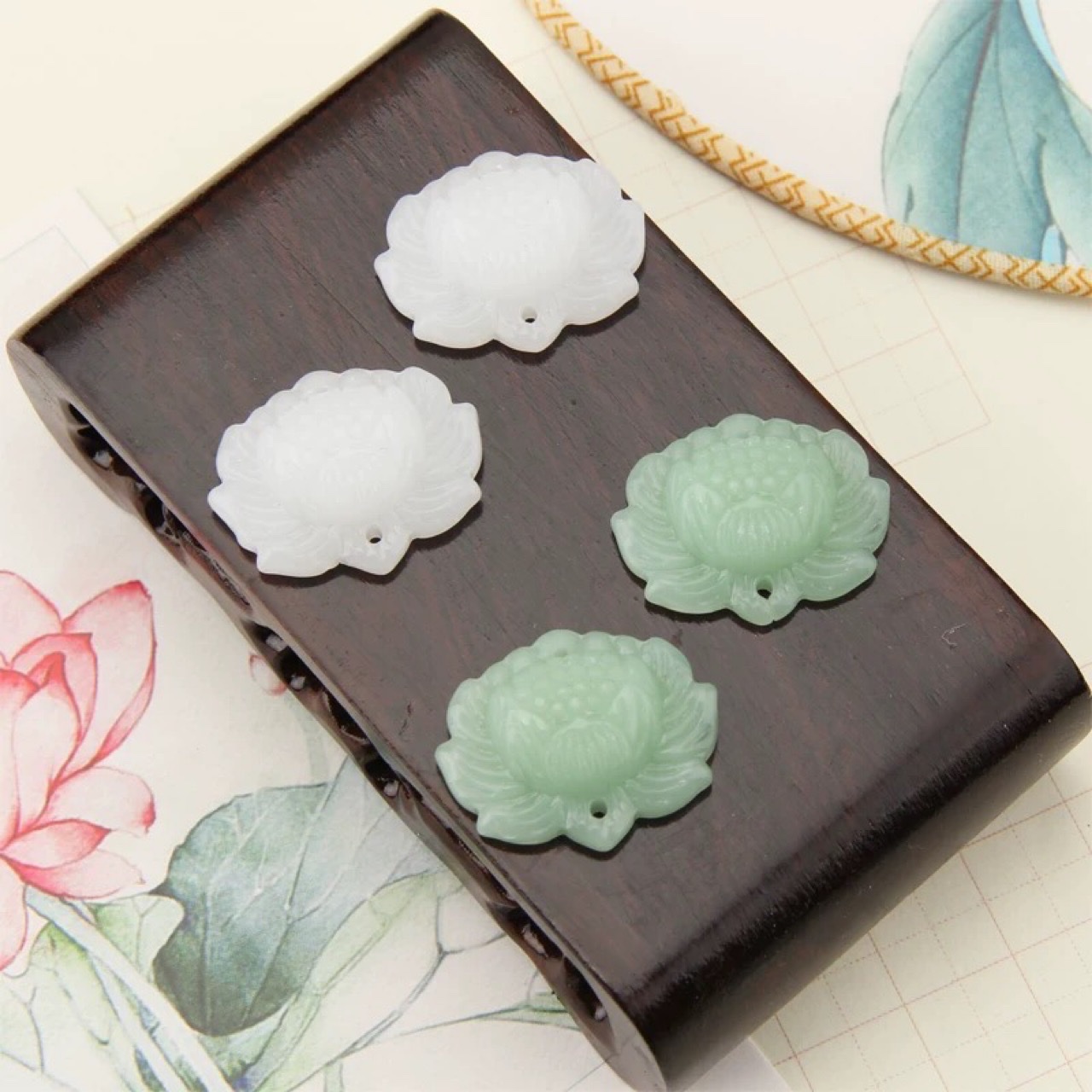 Street stall goods 25 single-hole and double-hole imitation jade crystal glass white jade lotus pendants, men's and women's jade pendants, car hanging accessories Application Scenario