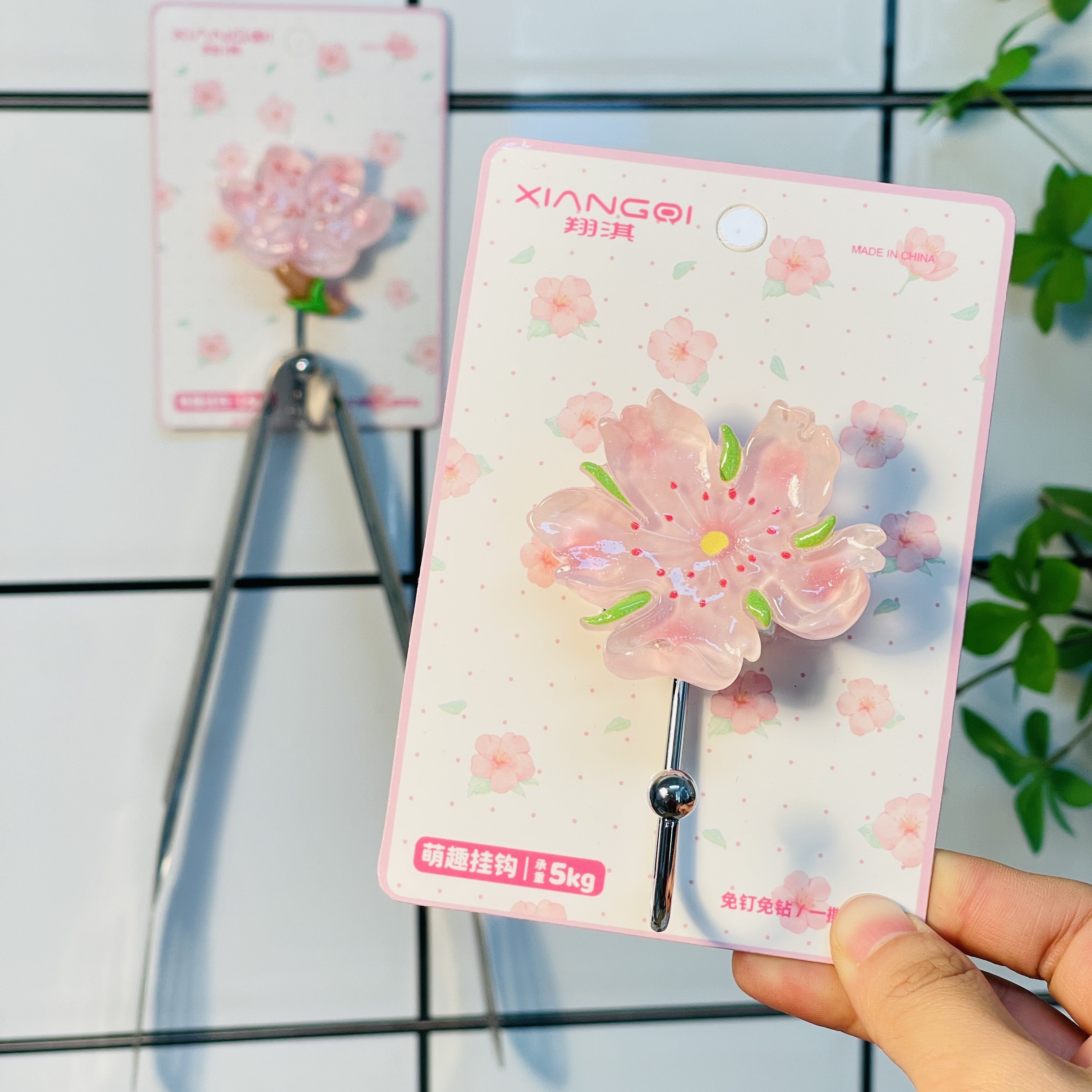 New traceless hooks for home use, stainless steel hooks without drilling, flower style, fresh and clean, wholesale from the manufacturer detail image 6